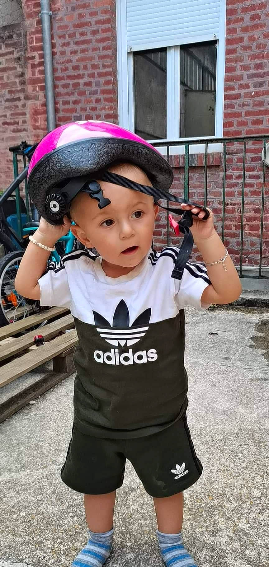Sohan a rejoint le concours — aidez-le/la à gagner de superbes lots ! bicycle_helmet, black_hair, cap, child, cool, costume, event, eyewear, fashion_accessory, fun, happy, headwear, helmet, jewellery, magenta, person, personal_protective_equipment, public_event, sleeve, street