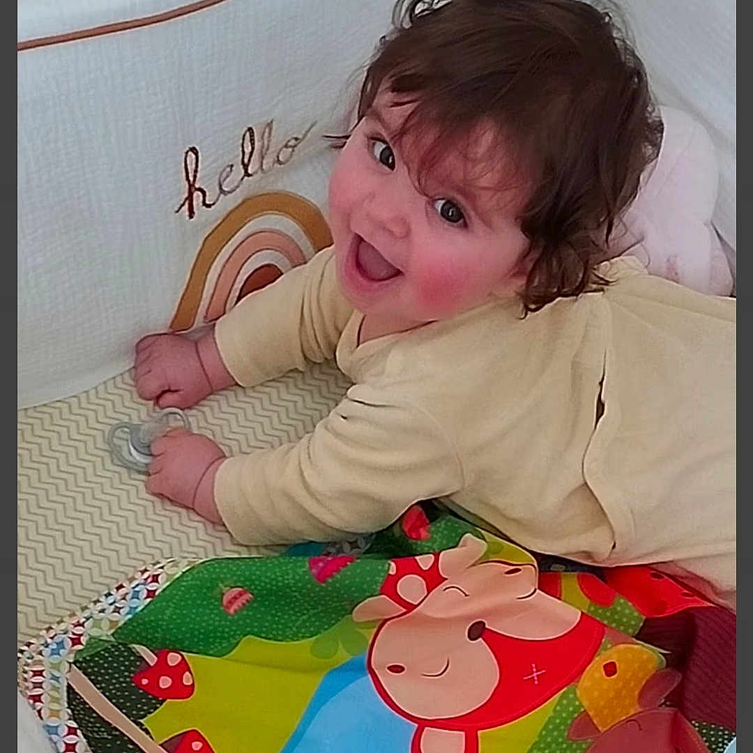 Rose participe au concours pour gagner de l'argent avec cette photo : applique, baby, bed, blanket, couch, crib, cushion, face, furniture, happy, head, homedecor, infantbed, laughing, pattern, person, photography, portrait, quilt, smile