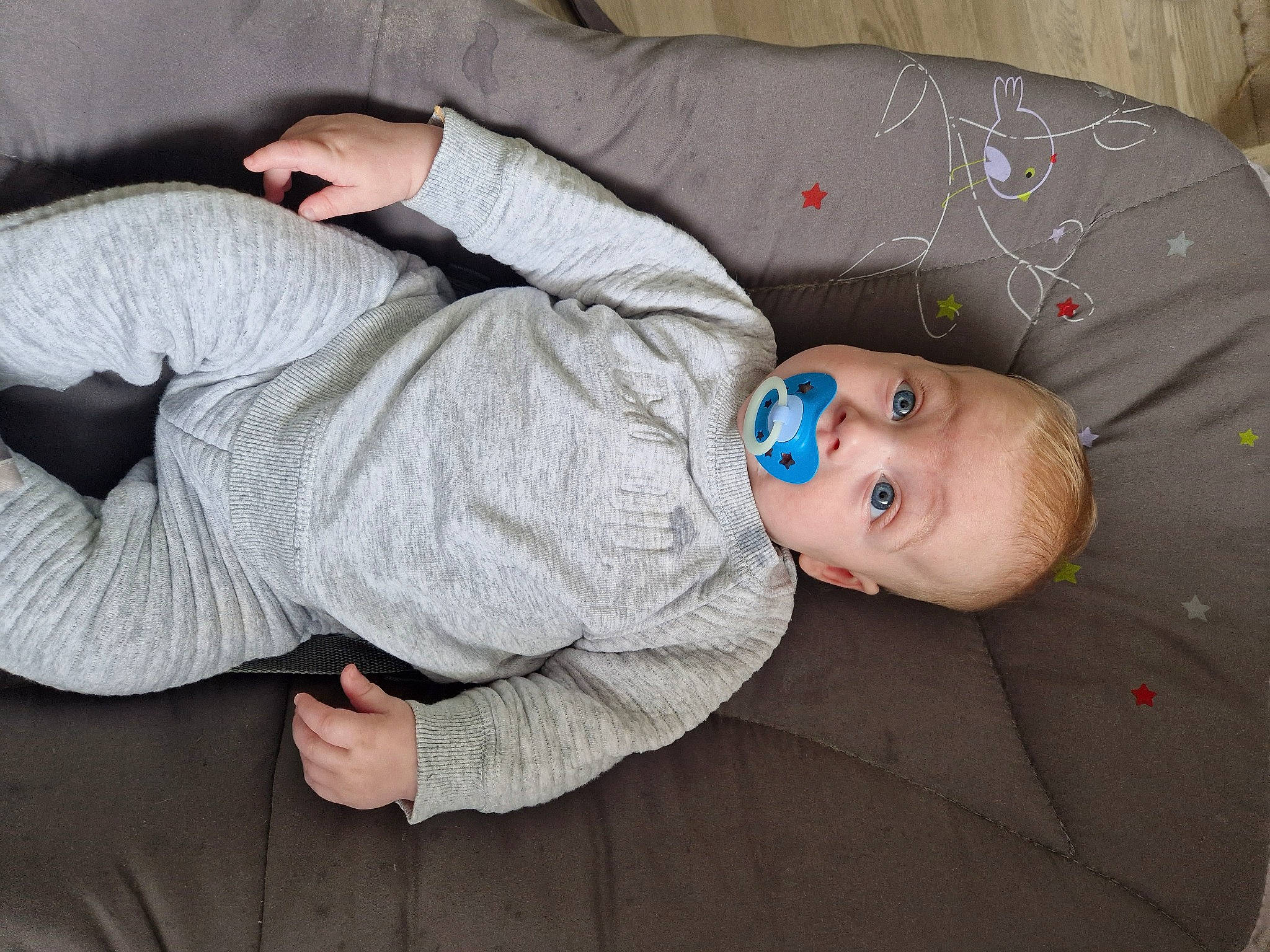 Mattheo participe au concours pour gagner de l'argent avec cette photo : baby, baby_toddler_clothing, child, comfort, elbow, flooring, foot, grey, human_leg, knee, linens, nap, person, product, room, sitting, sleep, sleeve, toddler, vertebrate