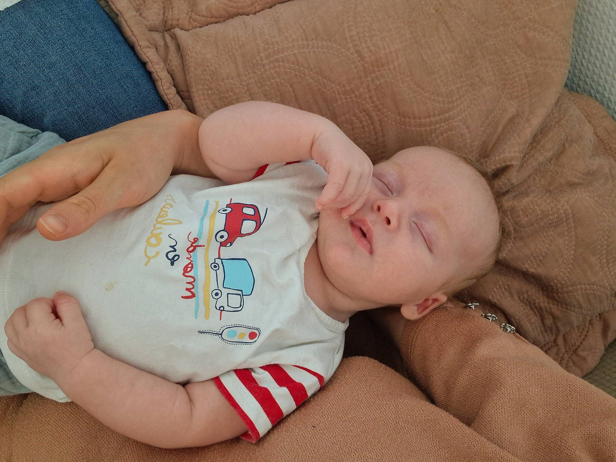 Mattheo a rejoint le concours — aidez-le/la à gagner de superbes lots ! baby, baby_sleeping, baby_toddler_clothing, carmine, cheek, child, comfort, drinkware, elbow, finger, gesture, hat, nail, pattern, person, skin, sleeve, textile, thumb, toddler