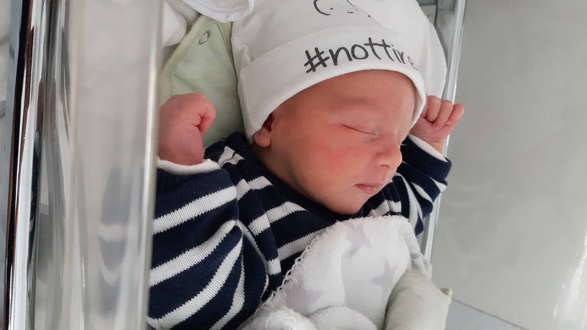 Mattheo participe au concours pour gagner de l'argent avec cette photo : baby, baby_products, baby_safety, baby_sleeping, baby_toddler_clothing, beanie, cap, child, comfort, happy, hat, knit_cap, linens, person, room, sleeve, t_shirt, toddler