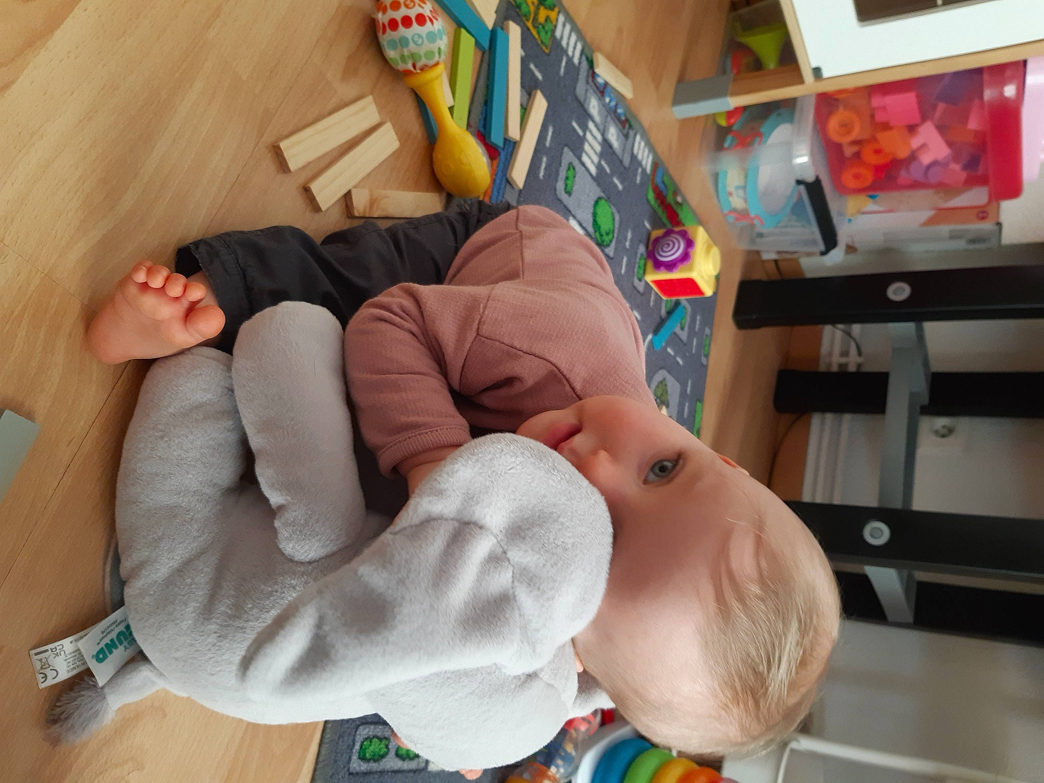 Chelssy a rejoint le concours — aidez-le/la à gagner de superbes lots ! abdomen, baby, baby_toddler_clothing, bookcase, child, comfort, elbow, finger, flooring, foot, gesture, human_leg, joint, knee, person, room, shelf, sitting, thumb, toddler