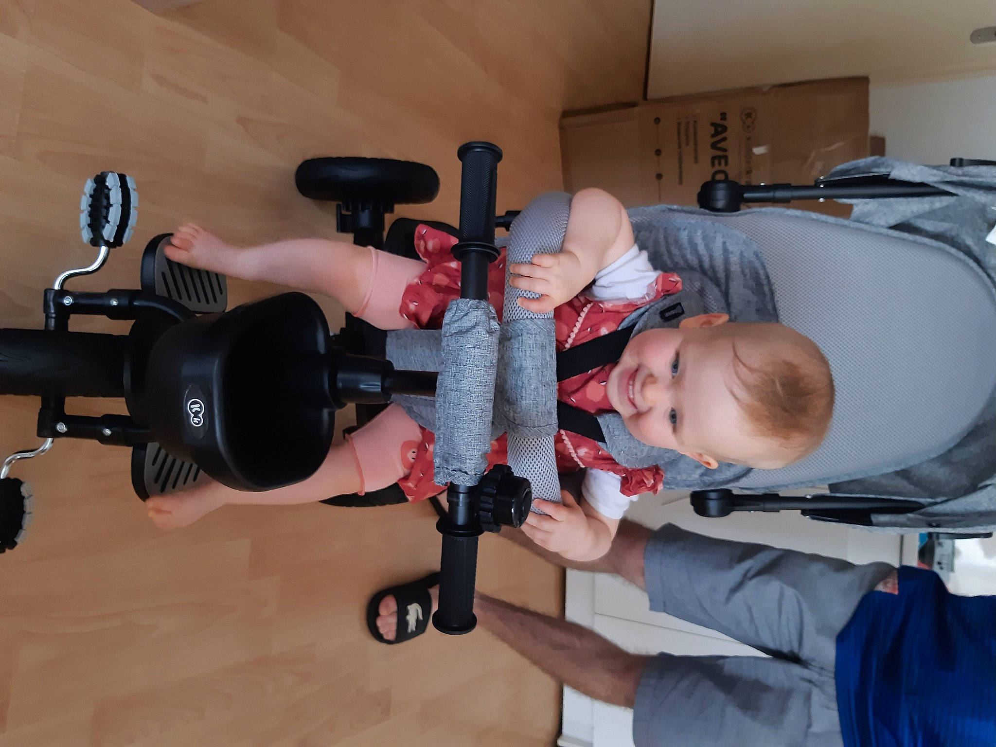 Chelssy a rejoint le concours — aidez-le/la à gagner de superbes lots ! arm, auto_part, automotive_tire, baby, baby_products, baby_safety, baby_toddler_clothing, chair, child, comfort, hand, helmet, joy, machine, optical_instrument, person, room, service, sitting, tire