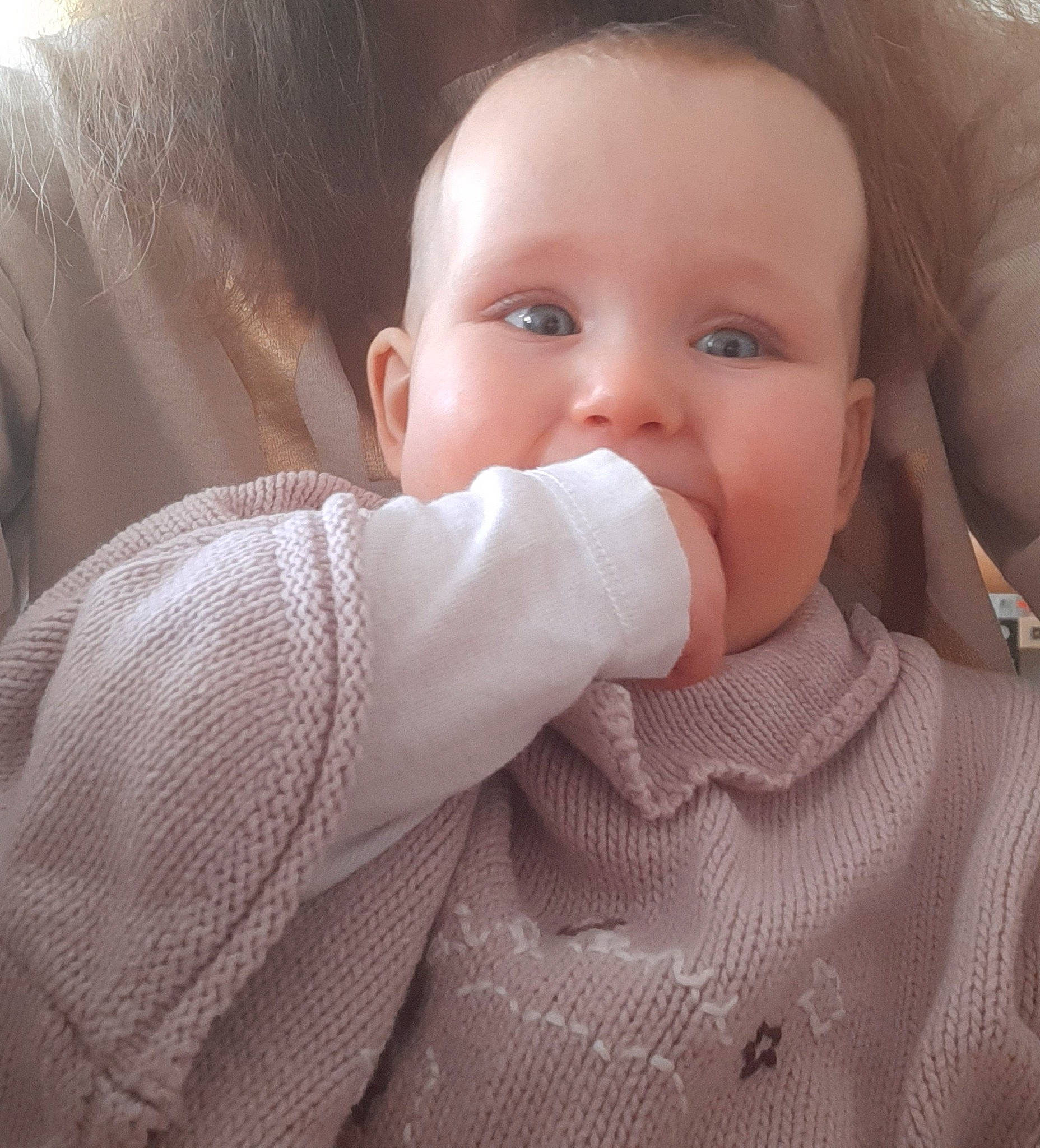 Chelssy a rejoint le concours — aidez-le/la à gagner de superbes lots ! baby, baby_toddler_clothing, cheek, chin, collar, comfort, ear, eye, eyebrow, eyelash, finger, gesture, happy, iris, lip, mouth, neck, nose, person, skin