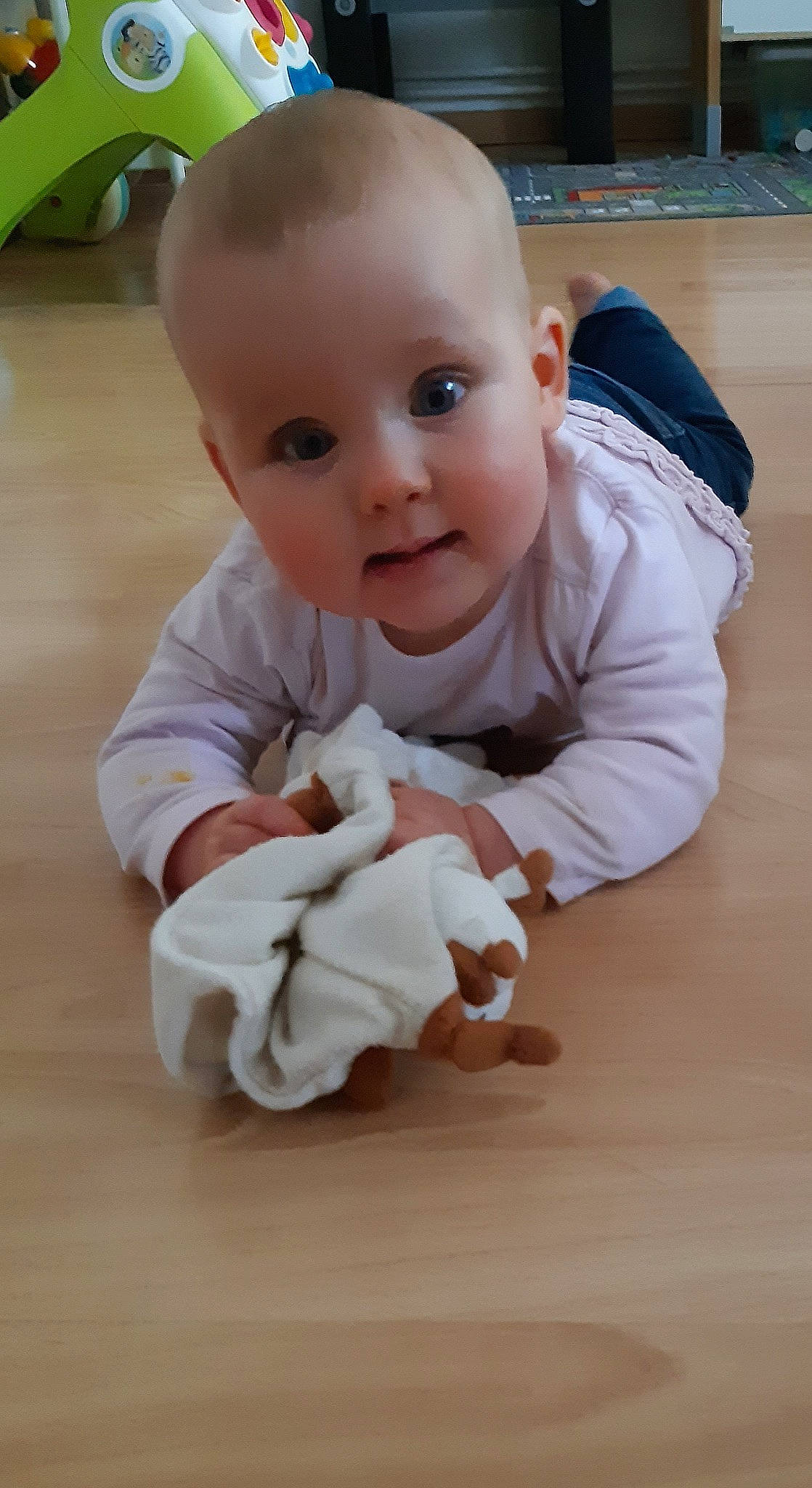 Chelssy participe au concours pour gagner de l'argent avec cette photo : baby, baby_crawling, baby_toddler_clothing, cheek, crawling, finger, floor, flooring, gesture, happy, hardwood, joint, person, skin, sleeve, smile, standing, thumb, toddler, tummy_time