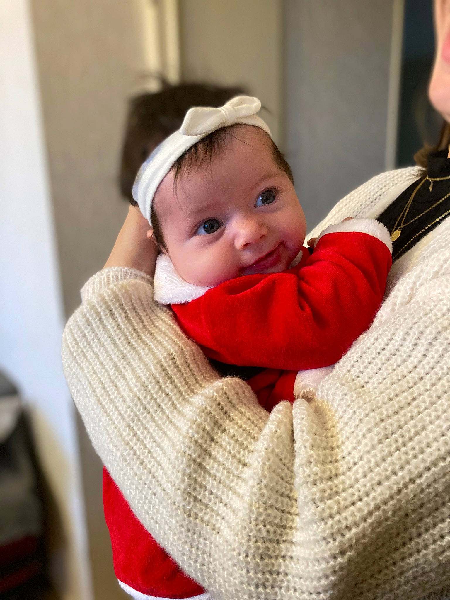 Mélody participe au concours pour gagner de l'argent avec cette photo : baby, baby_toddler_clothing, carmine, chair, cheek, child, chin, christmas, christmas_eve, comfort, fashion_accessory, fun, fur, happy, headwear, linens, person, room, sitting, sleeve