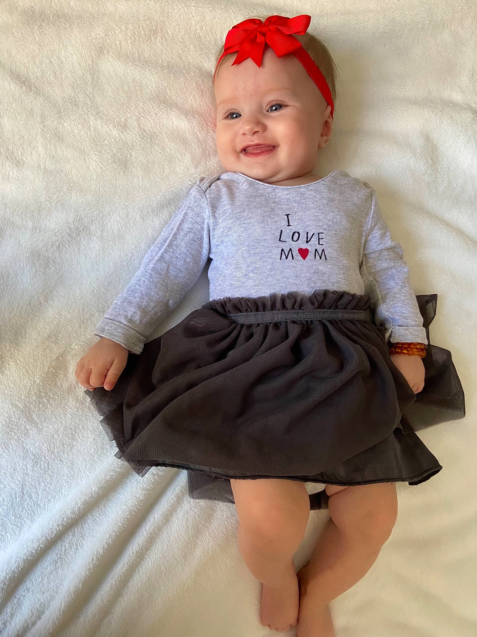 Maliyah participe au concours pour gagner de l'argent avec cette photo : baby, baby_toddler_clothing, cap, child, costume_hat, day_dress, fashion_accessory, grey, happy, hat, headwear, human_leg, joy, knee, pattern, person, pink, sleeve, smile, t_shirt