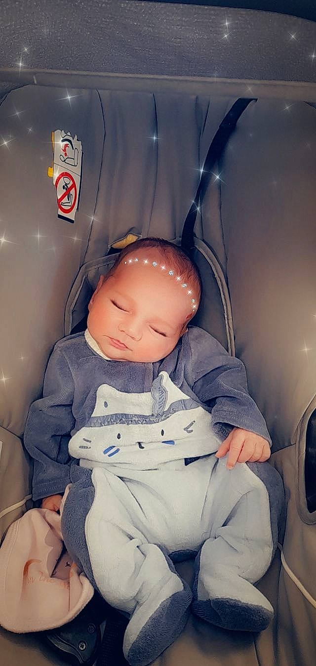 Kessy a rejoint le concours — aidez-le/la à gagner de superbes lots ! air_travel, audio_equipment, auto_part, automotive_design, baby, baby_products, baby_toddler_clothing, car_seat, car_seat_cover, carmine, child, comfort, family_car, fun, person, personal_protective_equipment, sitting, thumb, toddler, toy