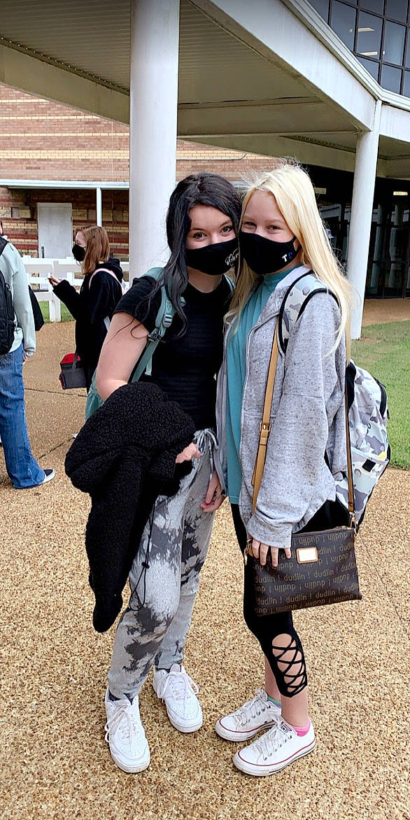 Gabriela is registered to the contest to win money with this photo: bag, clothing, coat, denim, fashion, fashion_accessory, fur, goggles, jacket, jeans, leg, luggage_and_bags, natural_material, outerwear, person, street_fashion, style, sunglasses, textile, trousers