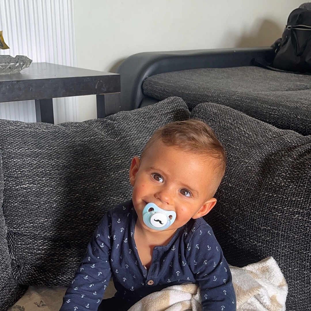 Cameron a rejoint le concours — aidez-le/la à gagner de superbes lots ! architecture, baby, building, clothing, couch, cushion, face, footwear, furniture, head, homedecor, indoors, person, photography, plant, portrait, pottedplant, shoe, sitting, sneaker