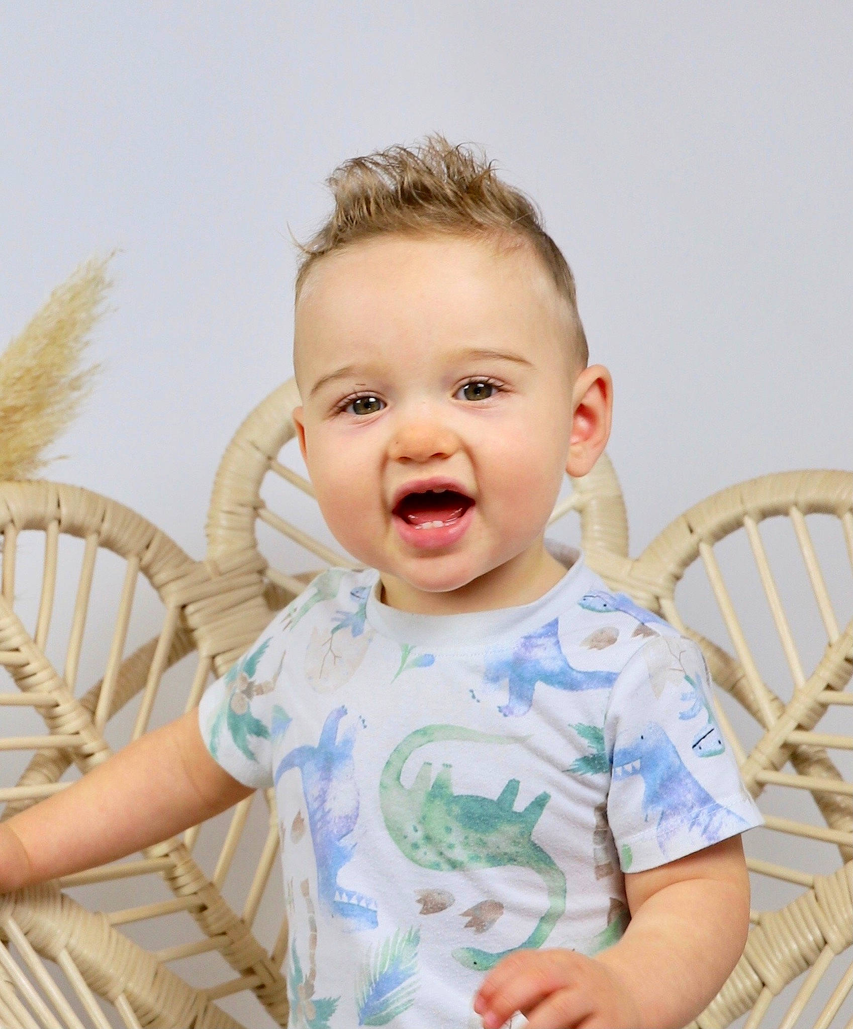 Kenzo a rejoint le concours — aidez-le/la à gagner de superbes lots ! baby, baby_toddler_clothing, chair, cheek, child, comfort, eye, face, flash_photography, hairstyle, happy, iris, people, person, product, skin, sleeve, smile, summer, toddler