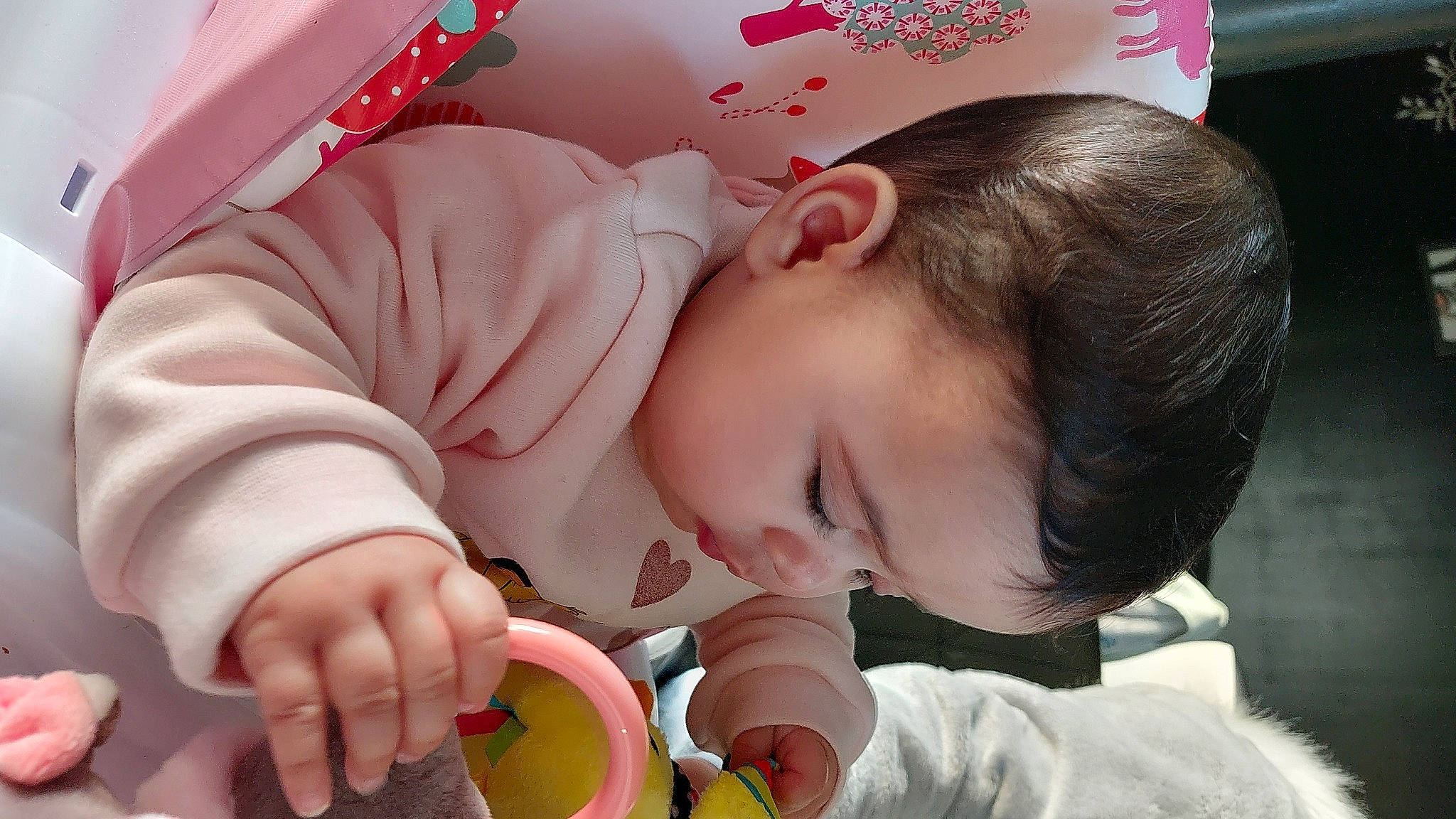 Shérazade a rejoint le concours — aidez-le/la à gagner de superbes lots ! arm, baby, baby_sleeping, baby_toddler_clothing, cheek, child, comfort, eyelash, facial_expression, finger, hand, happy, mouth, nail, person, pink, product, skin, sweetness, toddler