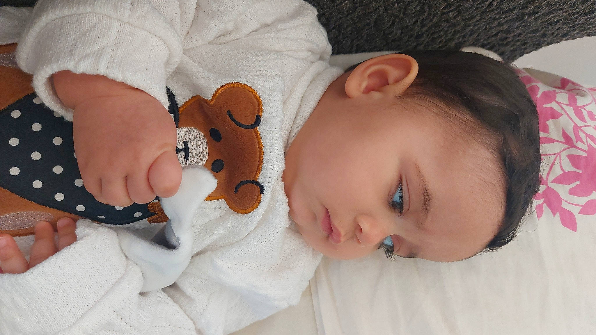 Shérazade participe au concours pour gagner de l'argent avec cette photo : baby, baby_sleeping, baby_toddler_clothing, beauty, cheek, child, comfort, ear, eyelash, joint, lip, mouth, nail, nose, person, product, skin, sleeve, toddler, wood