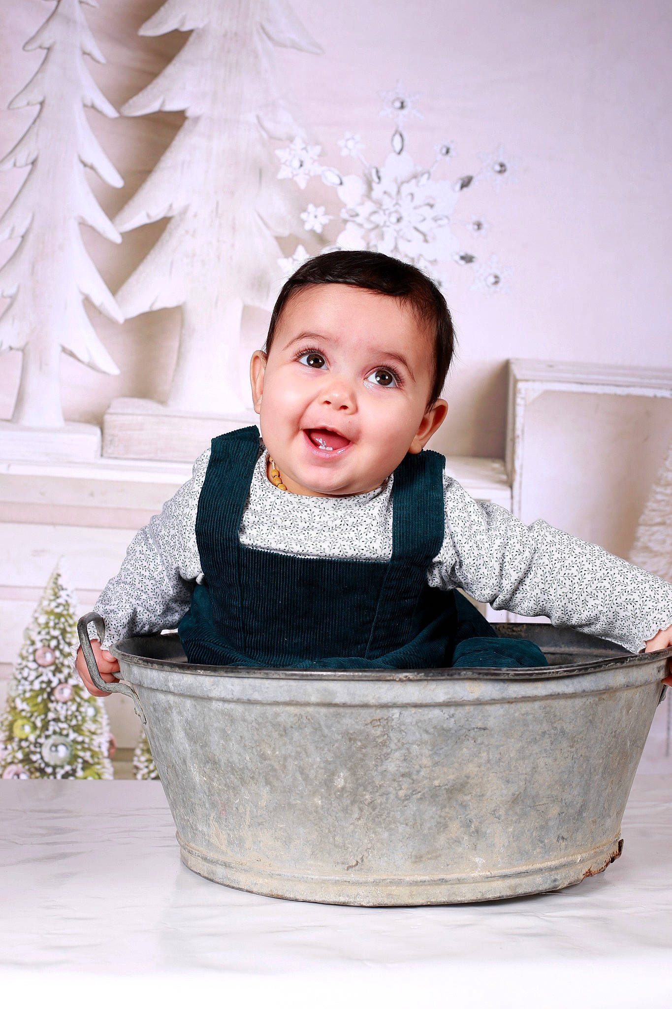 Shérazade participe au concours pour gagner de l'argent avec cette photo : baby, baby_products, baby_toddler_clothing, cheek, child, cooking, flash_photography, flooring, happy, pattern, person, portrait_photography, room, sitting, sleeve, smile, toddler