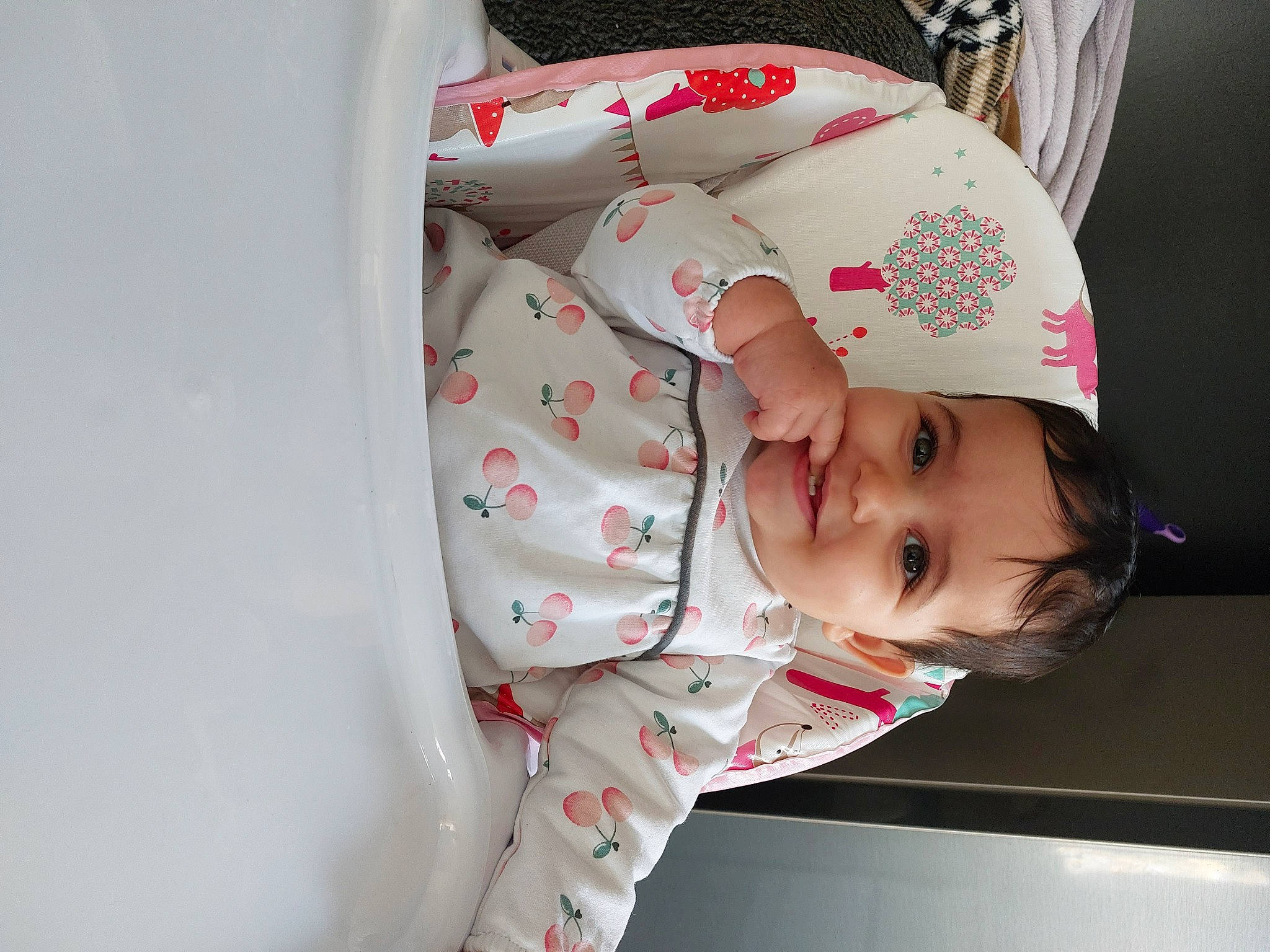 Shérazade participe au concours pour gagner de l'argent avec cette photo : baby, baby_products, baby_safety, baby_sleeping, baby_toddler_clothing, carmine, child, comfort, fashion_accessory, happy, head, joy, linens, pattern, person, room, sitting, sleeve, toddler