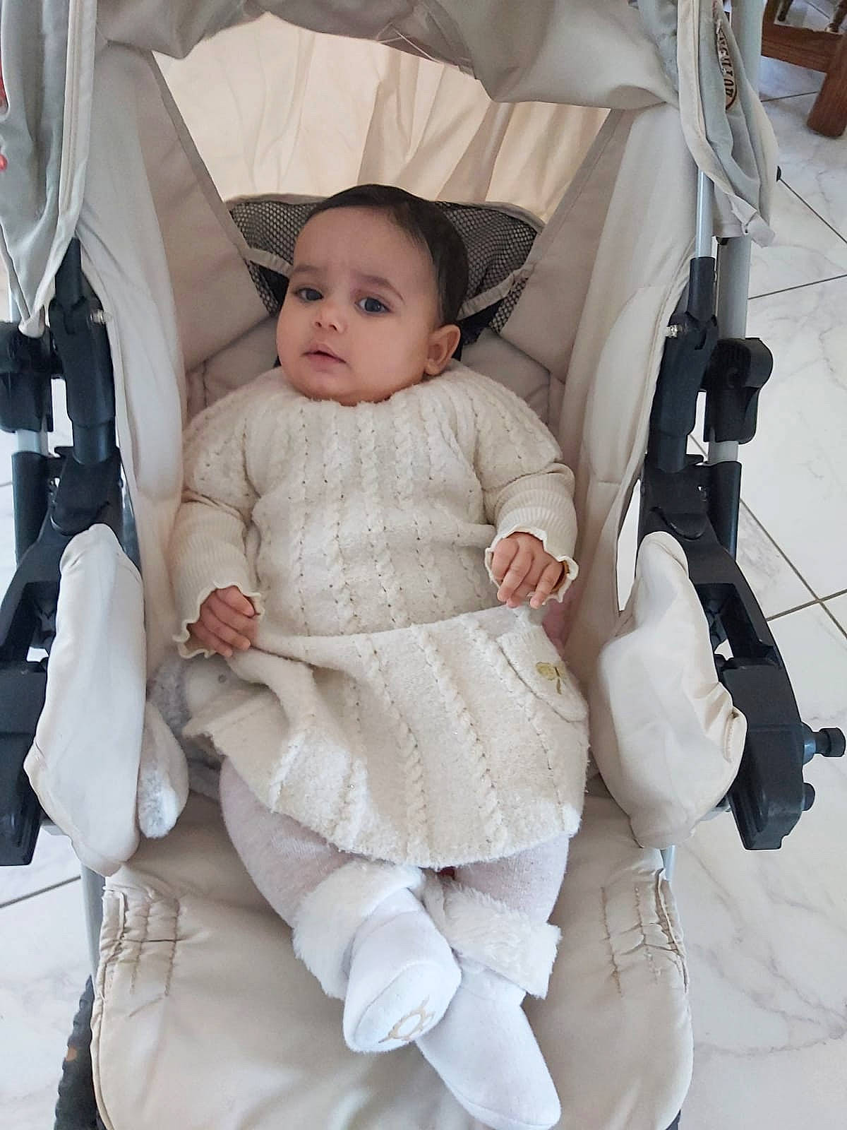 Shérazade participe au concours pour gagner de l'argent avec cette photo : baby, baby_carriage, baby_products, baby_safety, baby_toddler_clothing, bag, chair, cheek, child, comfort, event, fashion_accessory, infant_bed, pattern, person, product, sitting, skin, sleeve, toddler