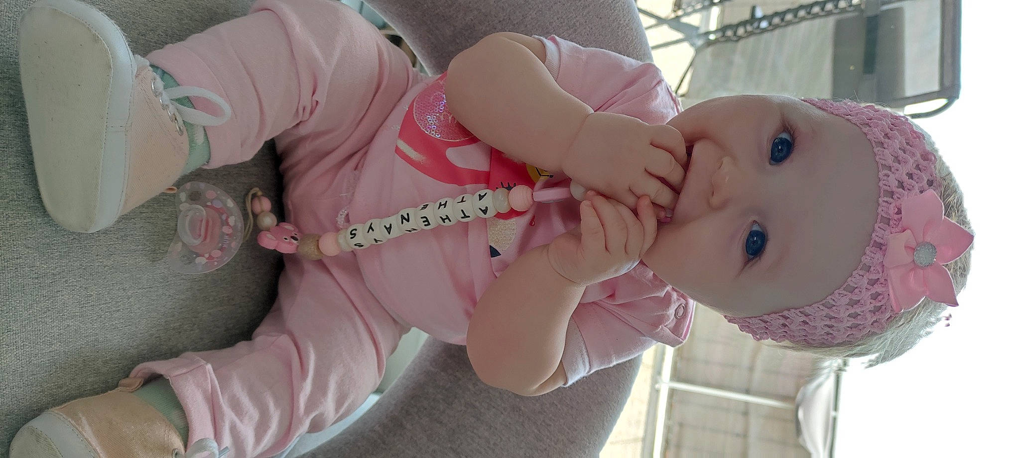 Athénays a rejoint le concours — aidez-le/la à gagner de superbes lots ! baby, baby_products, baby_toddler_clothing, child, comfort, eyelash, fashion_accessory, finger, gesture, hand, happy, headwear, nail, pattern, person, pink, product, skin, sleeve, thumb