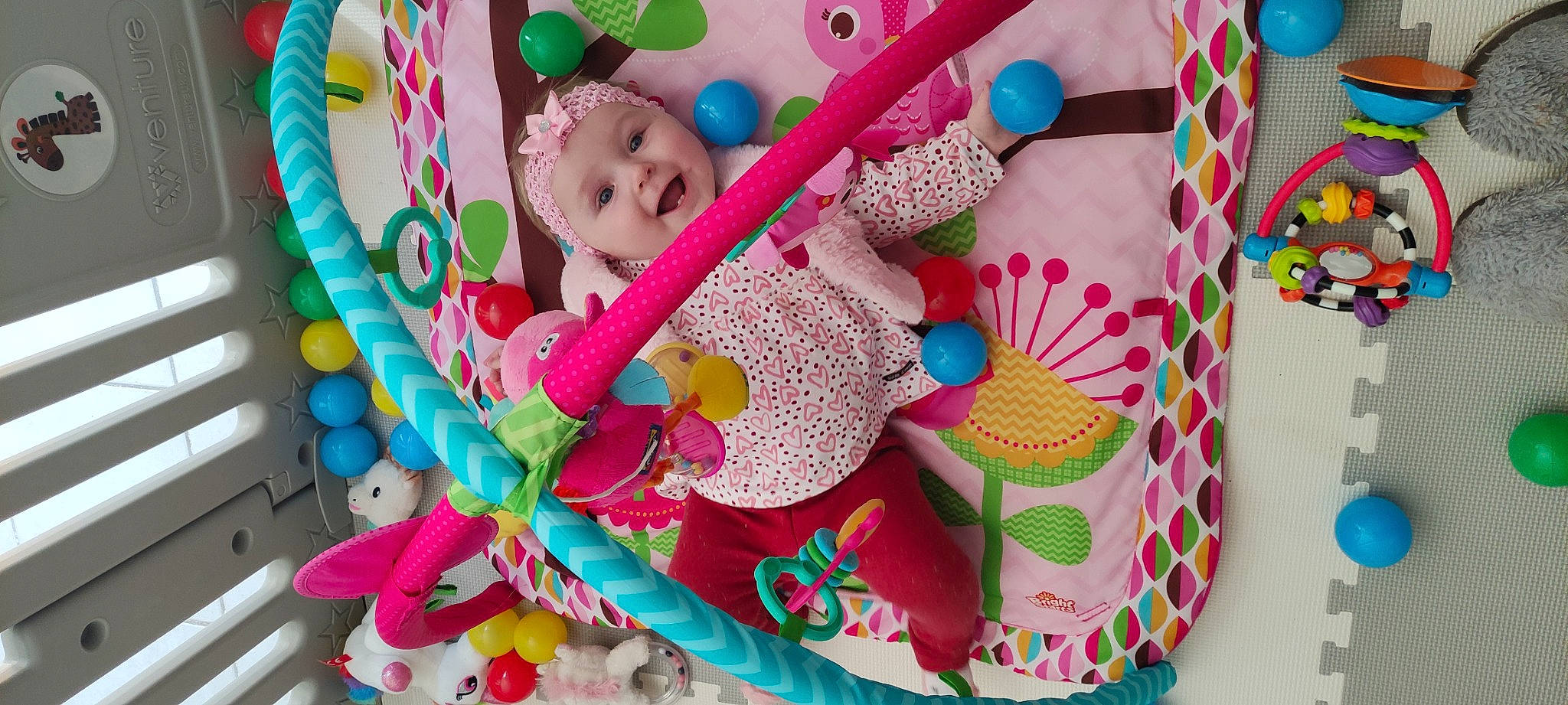 Athénays participe au concours pour gagner de l'argent avec cette photo : art, baby, baby_products, baby_toddler_clothing, baby_toys, button, circle, event, fashion_accessory, green, headwear, magenta, pattern, person, pink, plush, stuffed_toy, textile, toddler, toy