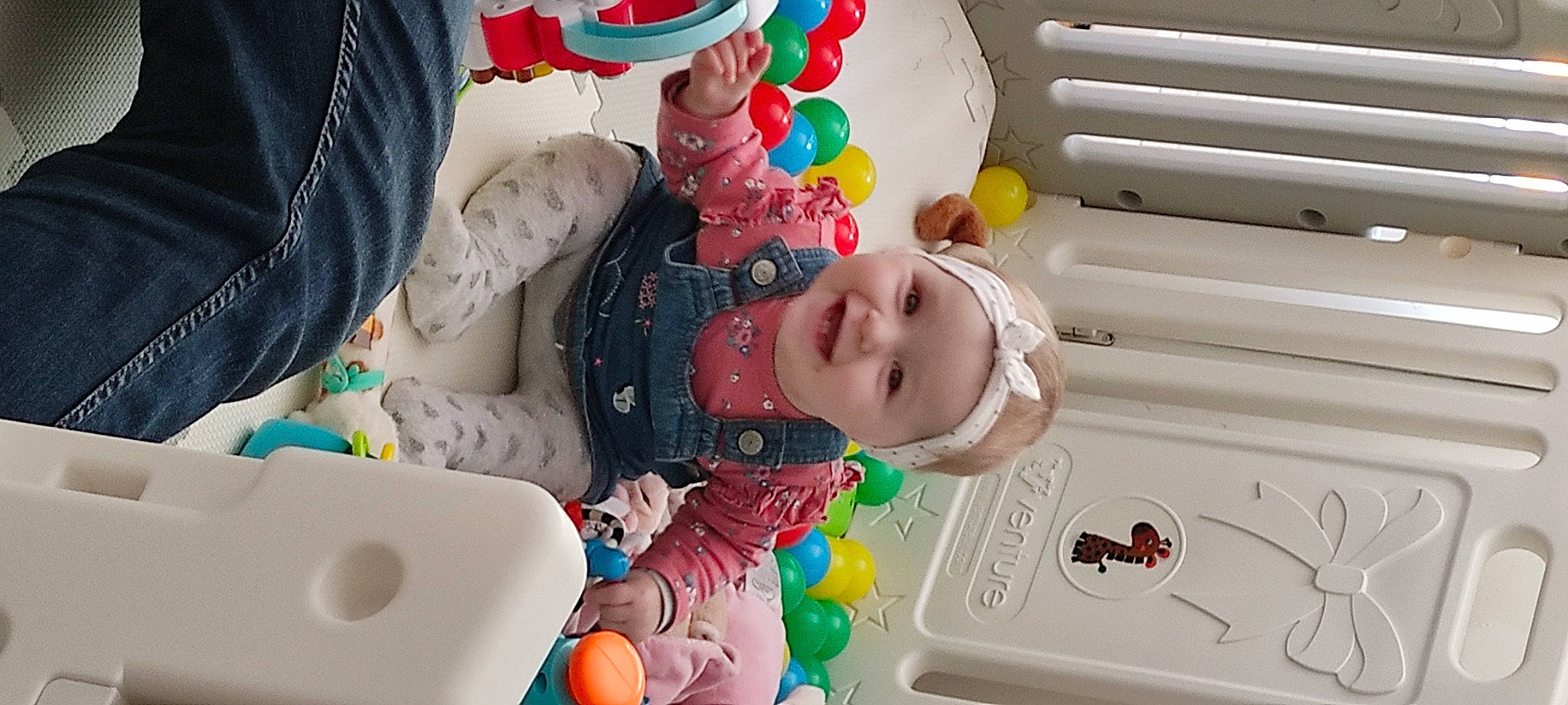 Athénays participe au concours pour gagner de l'argent avec cette photo : baby, baby_playing_with_toys, baby_products, baby_toddler_clothing, baby_toys, child, event, fun, happy, headwear, joy, party, party_supply, pattern, person, plastic, play, room, smile, toddler