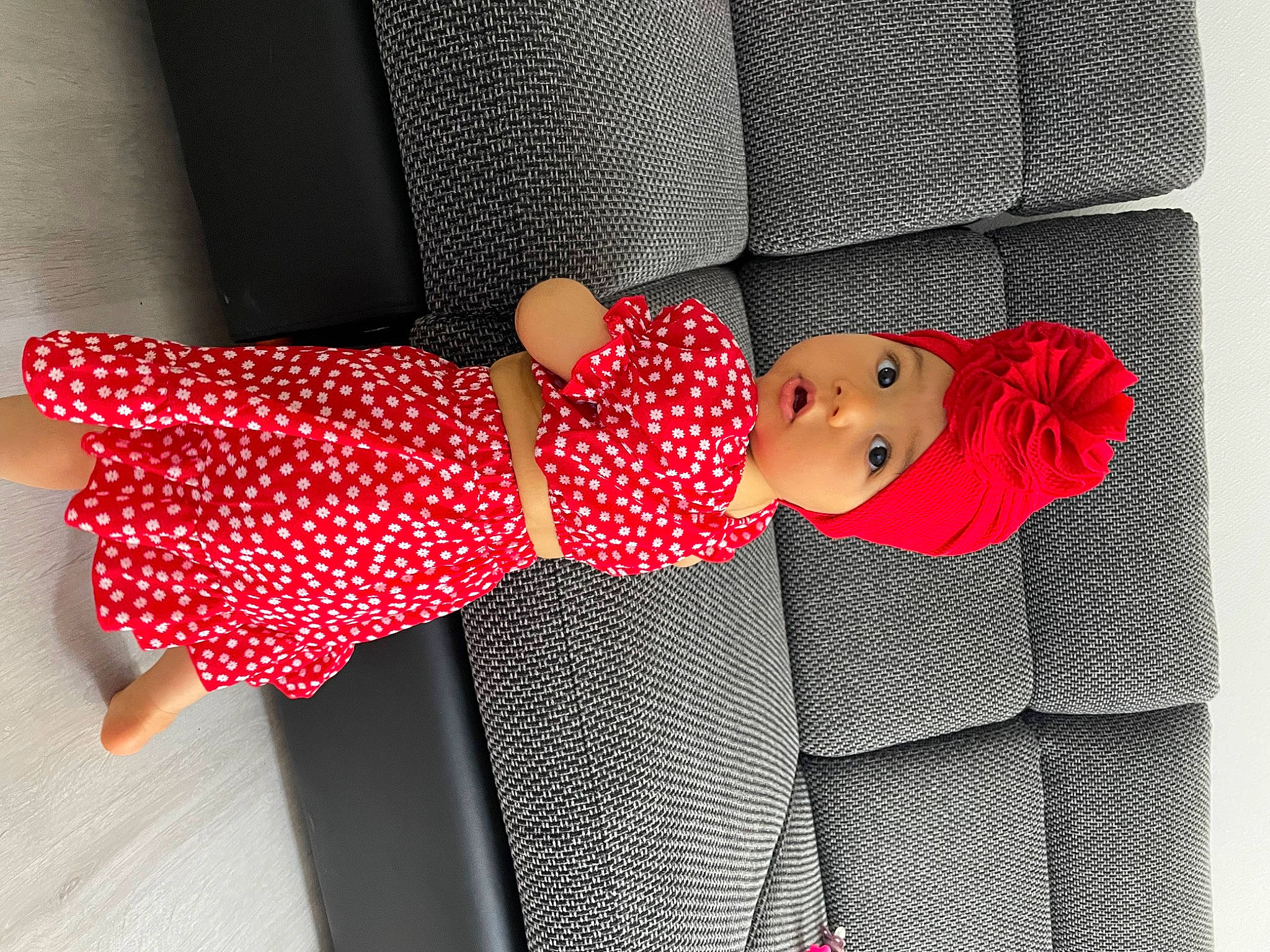 Amélia a rejoint le concours — aidez-le/la à gagner de superbes lots ! baby, baby_products, baby_toddler_clothing, carmine, child, comfort, day_dress, dress, headwear, human_leg, linens, magenta, pattern, person, pink, polka_dot, room, sleeve, sportswear, surprise