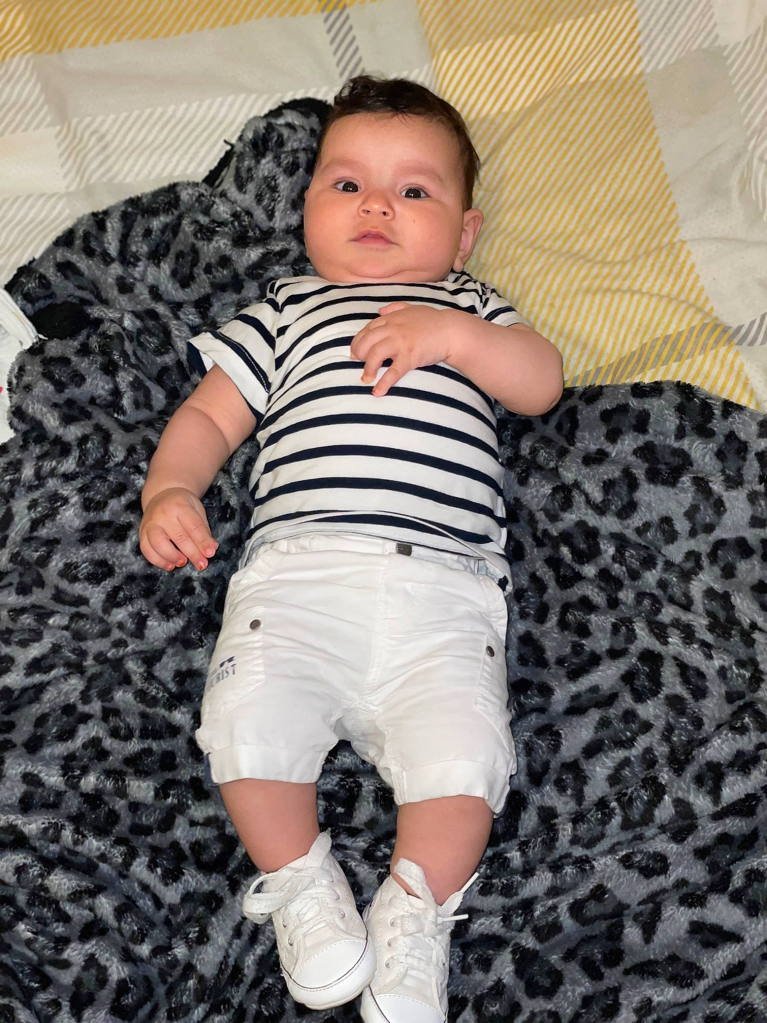 Hamza a rejoint le concours — aidez-le/la à gagner de superbes lots ! abdomen, baby, baby_toddler_clothing, child, collar, comfort, elbow, flash_photography, happy, human_leg, knee, long_sleeved_t_shirt, pattern, person, sitting, sleeve, sock, t_shirt, thigh, toddler