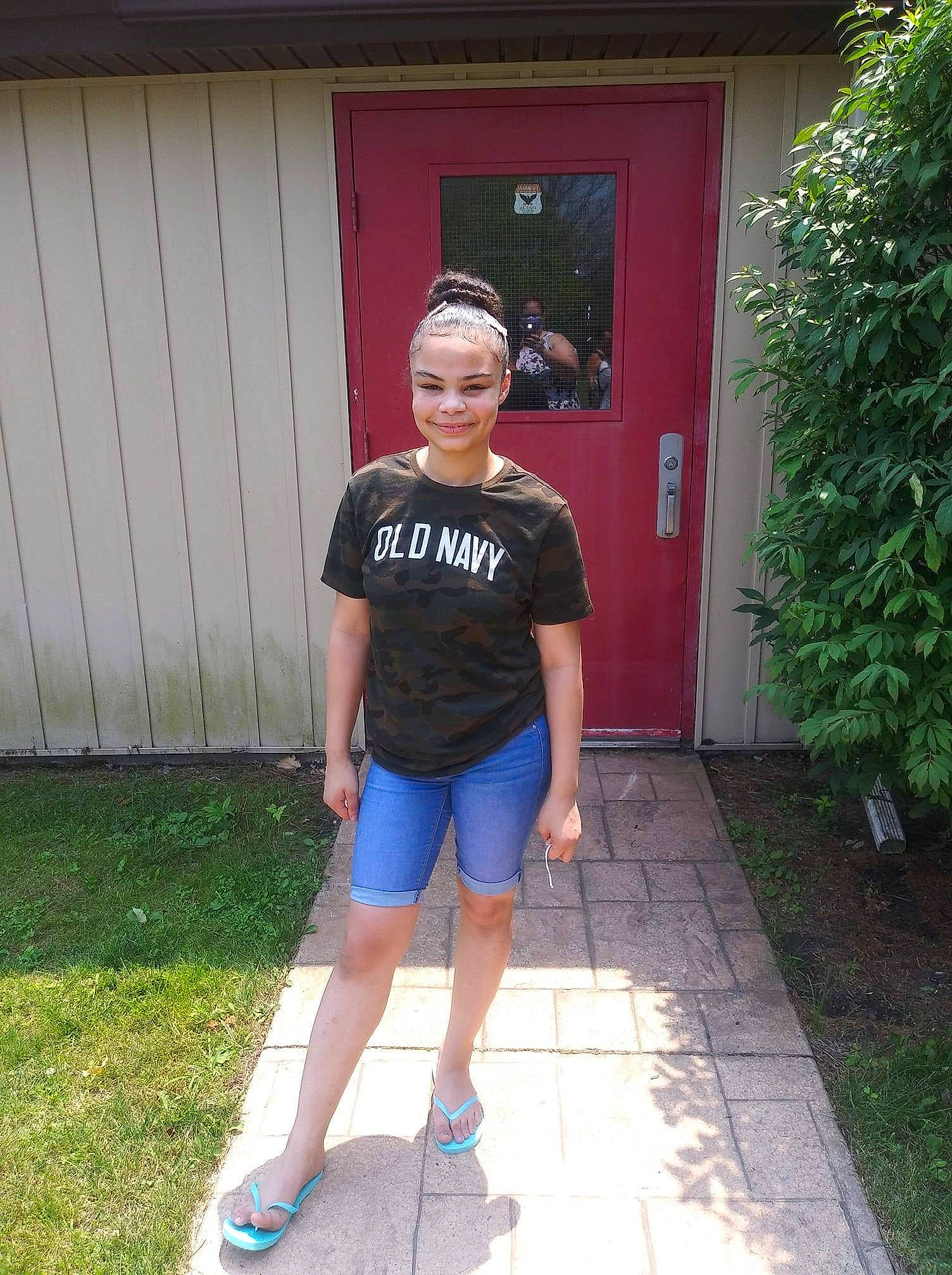 Makayla is registered to the contest to win money with this photo: chin, denim, door, electric_blue, grass, home_door, house, human_leg, joy, knee, leisure, person, plant, shorts, shoulder, sleeve, sportswear, street_fashion, t_shirt, thigh