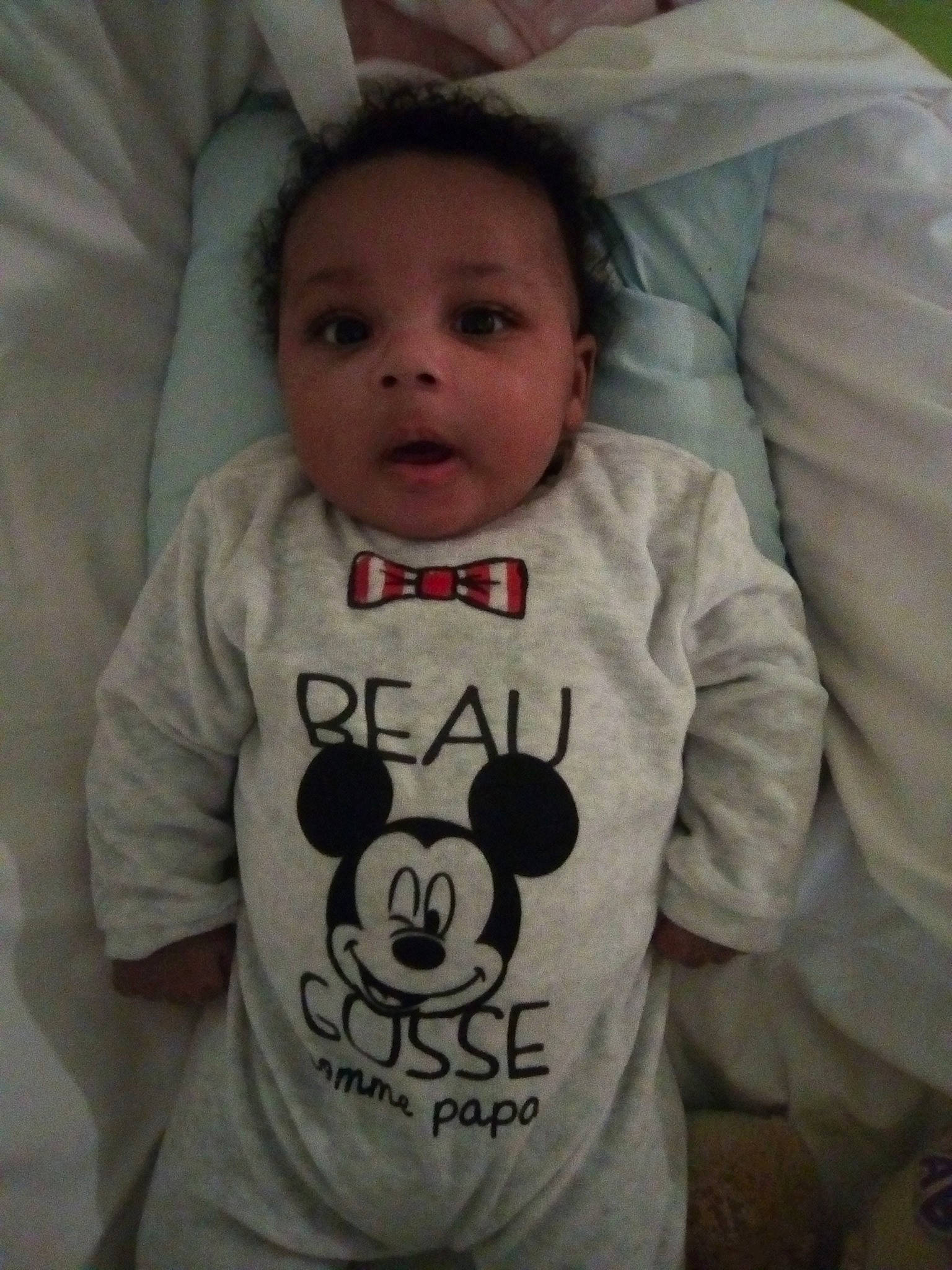 Almani a rejoint le concours — aidez-le/la à gagner de superbes lots ! boy, cheek, child, cool, day, eye, face, facial_expression, head, infant, mammal, nose, person, product, skin, sleeve, smile, t_shirt, toddler, white