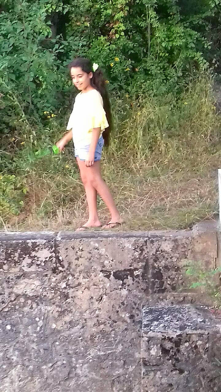 Shaïnès participe au concours pour gagner de l'argent avec cette photo : fun, girl, grass, joy, mud, path, person, plant, recreation, soil, trail, tree, vacation, water