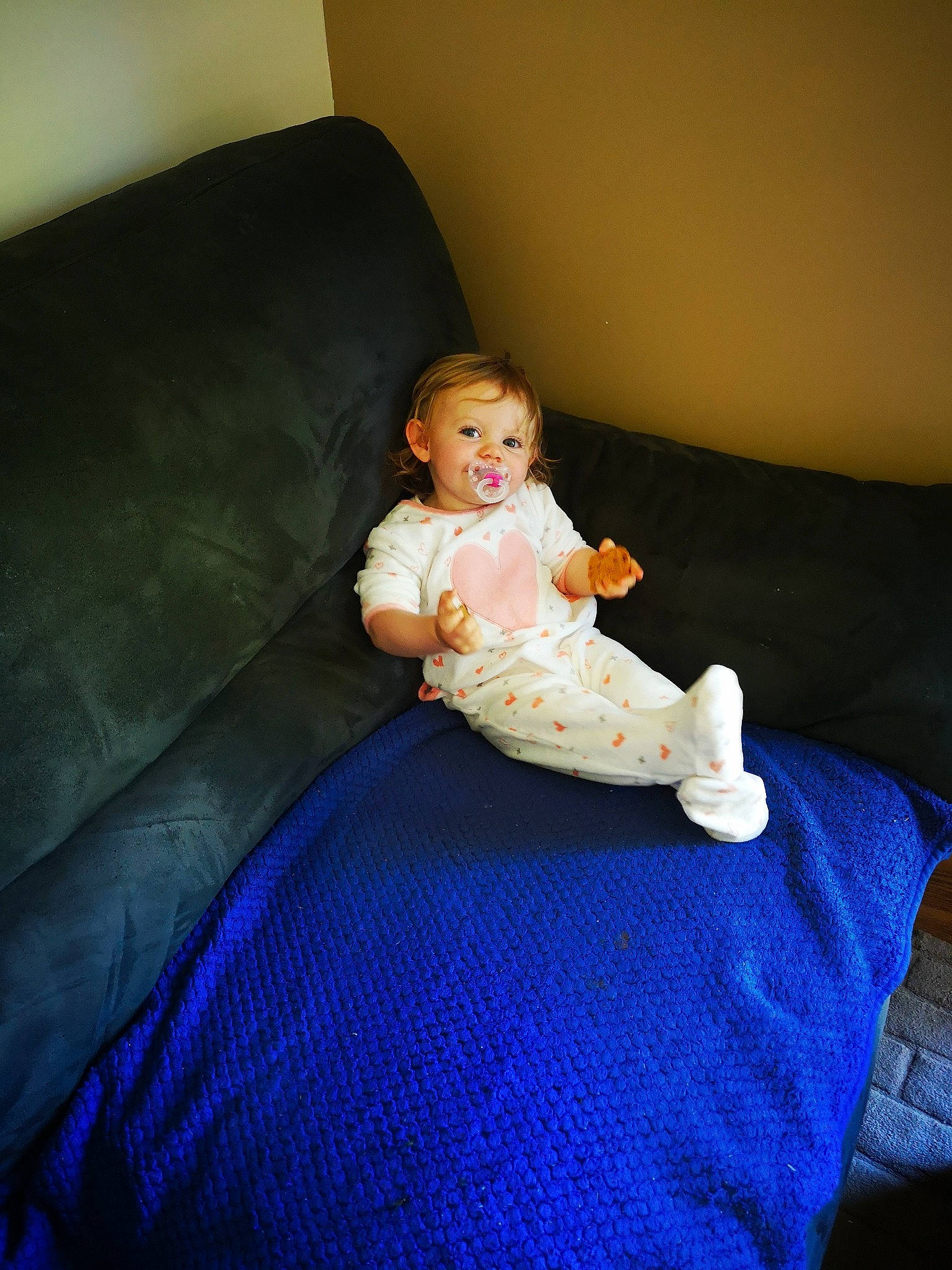 Fanny participe au concours pour gagner de l'argent avec cette photo : baby, bed, child, comfort, couch, fun, furniture, person, play, room, sitting, skin, toddler