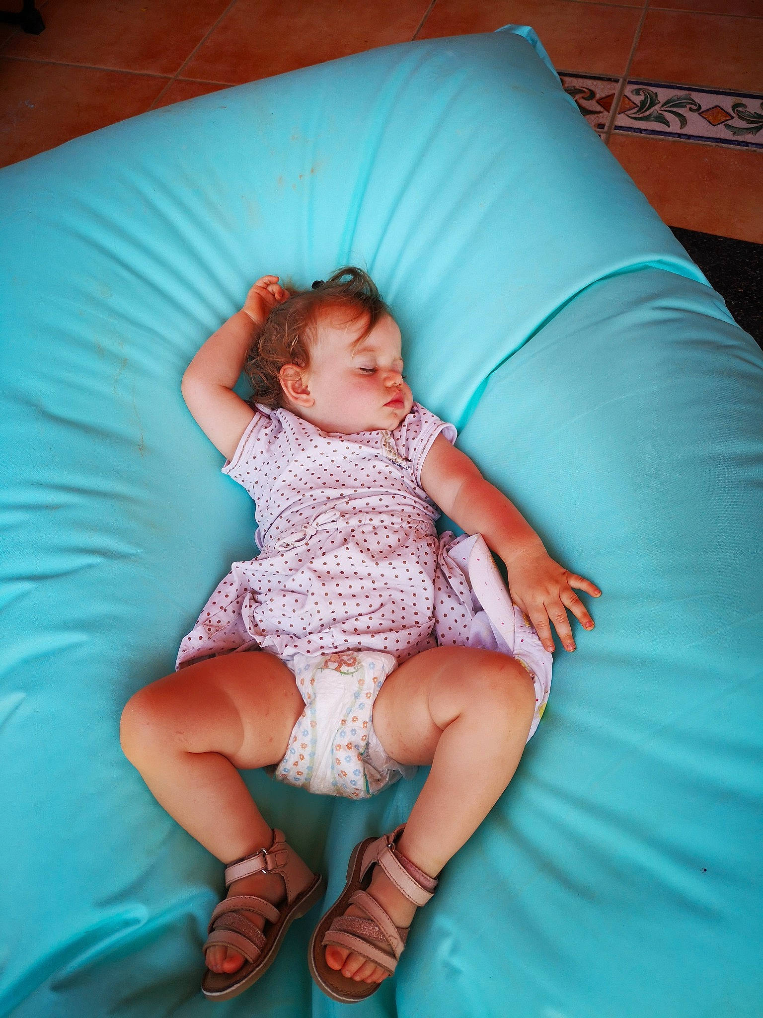 Fanny a rejoint le concours — aidez-le/la à gagner de superbes lots ! baby, birth, blue, child, comfort, finger, fun, furniture, green, leg, person, sitting, skin, sleep, smile, toddler, turquoise