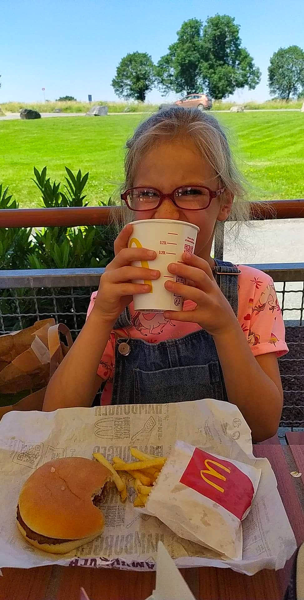 Lylou participe au concours pour gagner de l'argent avec cette photo : drink, drinking, eating, person, vacation