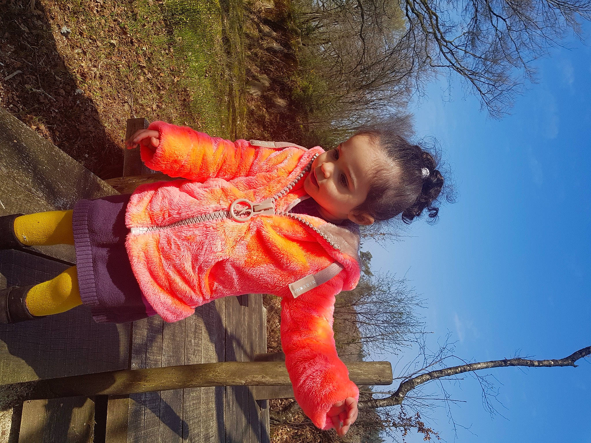 Helyna participe au concours pour gagner de l'argent avec cette photo : baby, baby_toddler_clothing, child, fun, grass, happy, nature, people_in_nature, person, portrait_photography, sky, toddler, tree, twig, water, winter, wood, woody_plant