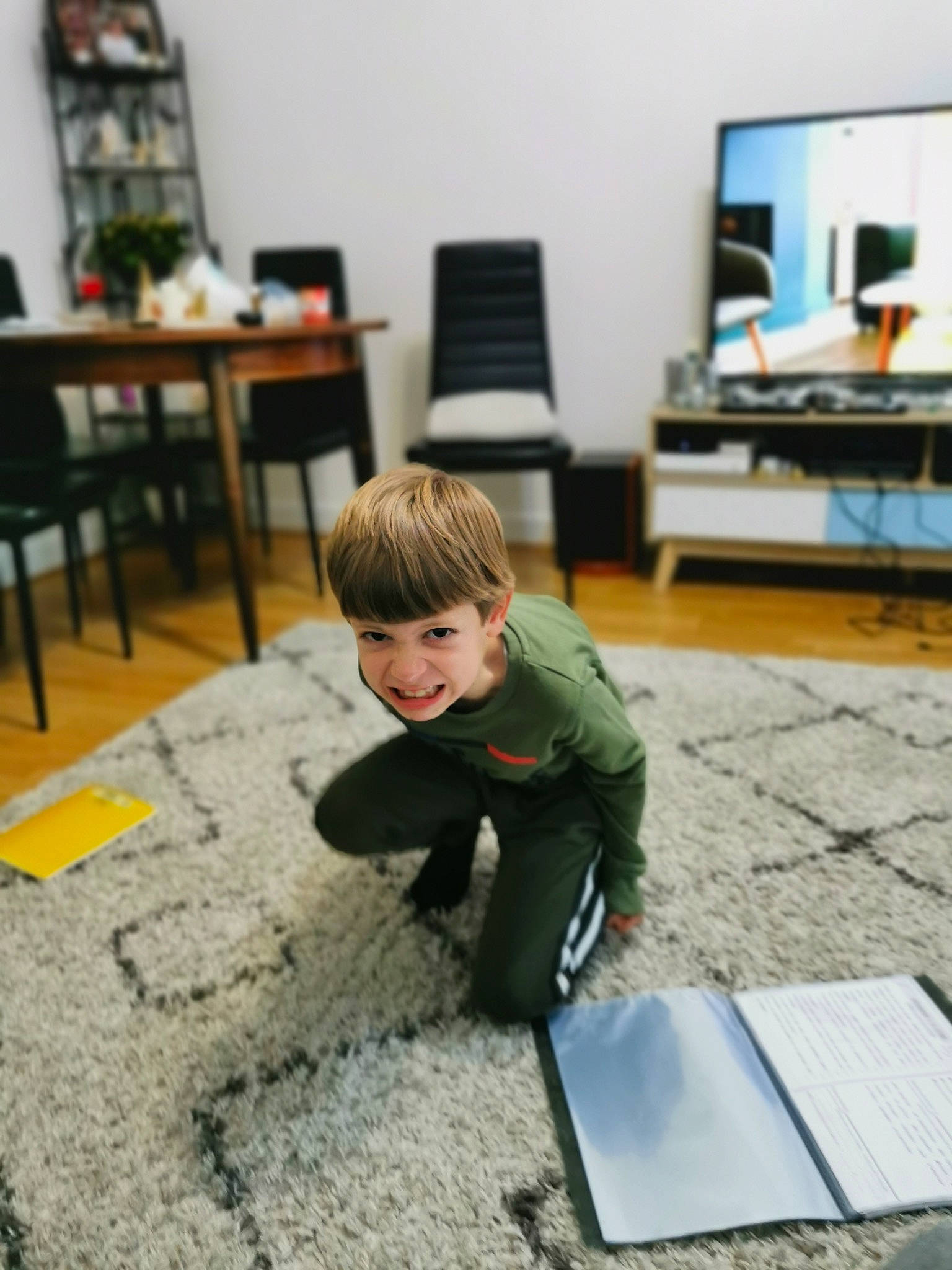 Mathias a rejoint le concours — aidez-le/la à gagner de superbes lots ! chair, child, comfort, computer_monitor, floor, flooring, fun, furniture, hardwood, joy, person, picture_frame, room, sitting, smile, t_shirt, table, television, toddler, tree