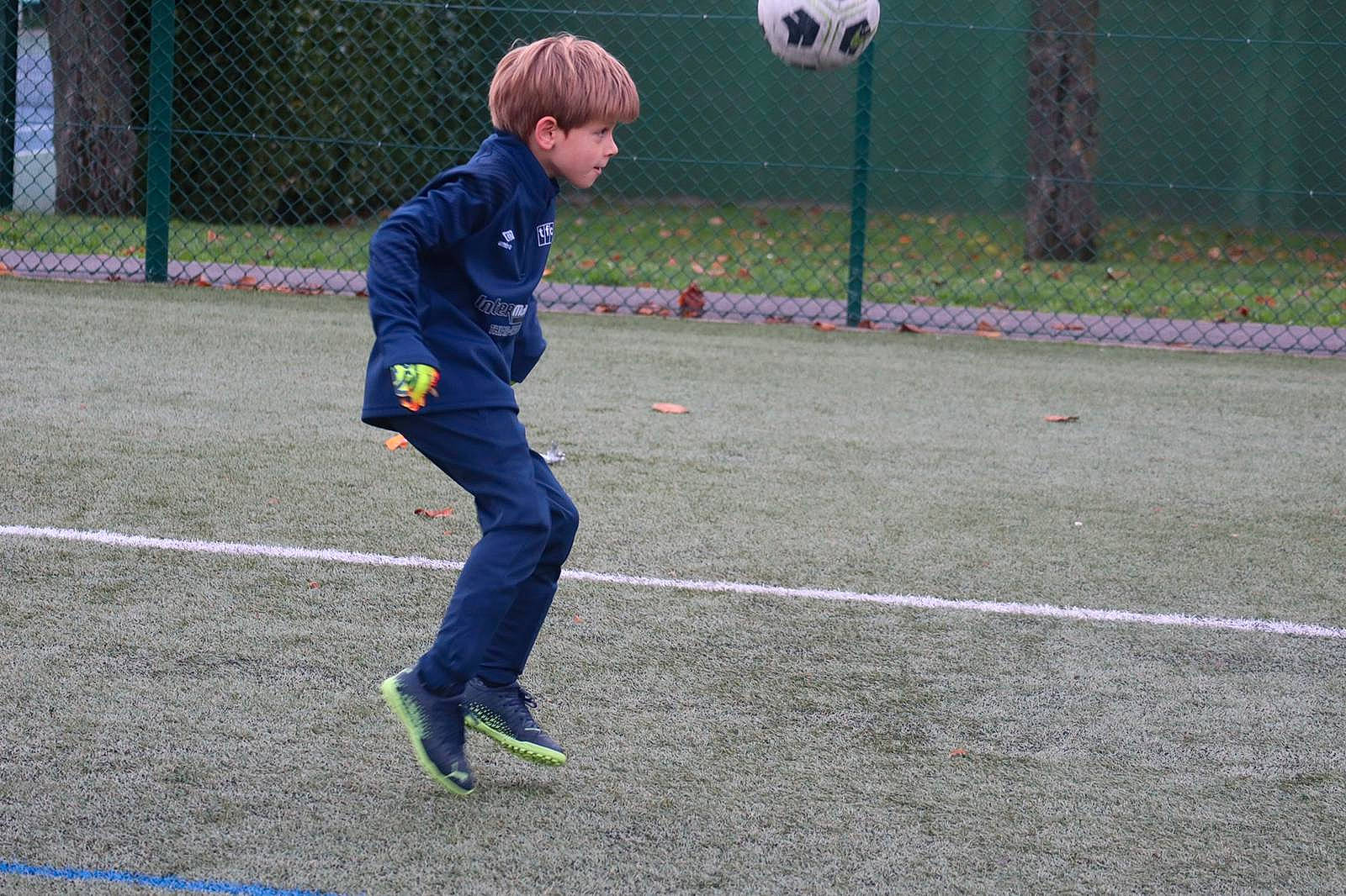 Mathias a rejoint le concours — aidez-le/la à gagner de superbes lots ! active_pants, ball_game, competition_event, electric_blue, fence, fun, grass, hat, leisure, person, play, player, playing_sports, recreation, sports, sports_equipment, sports_training, sweatpant, team_sport