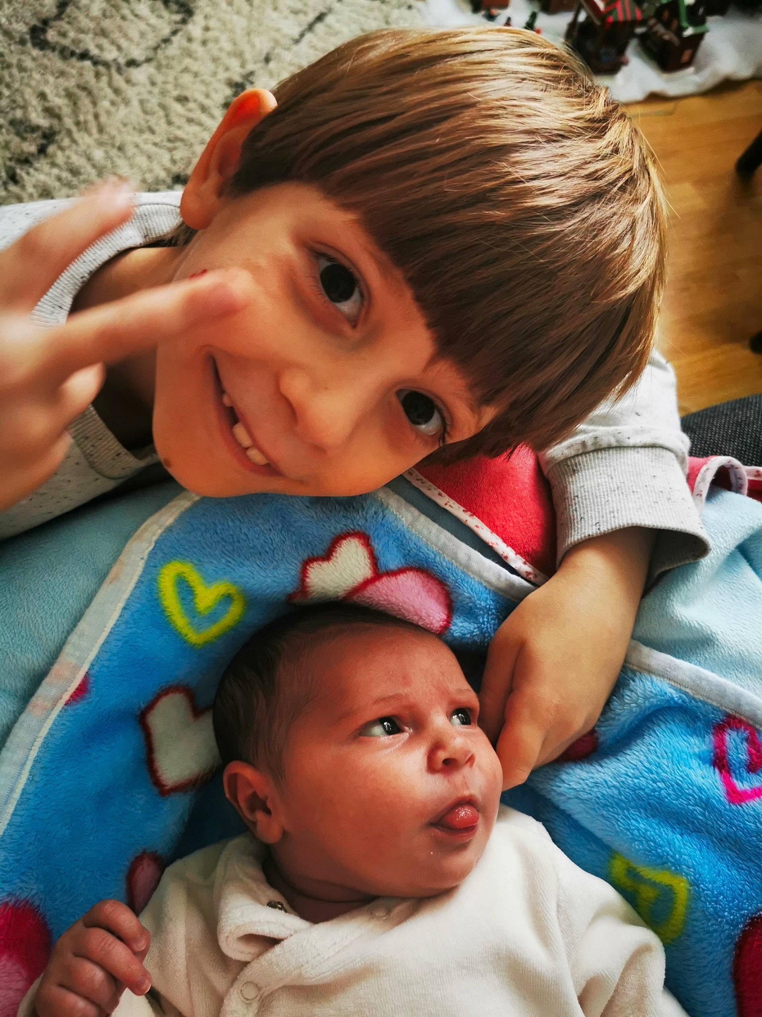 Mathias a rejoint le concours — aidez-le/la à gagner de superbes lots ! cheek, chin, eye, eyebrow, facial_expression, gesture, hand, happy, head, human, iris, joy, lip, mammal, mouth, nose, organ, person, photograph, product