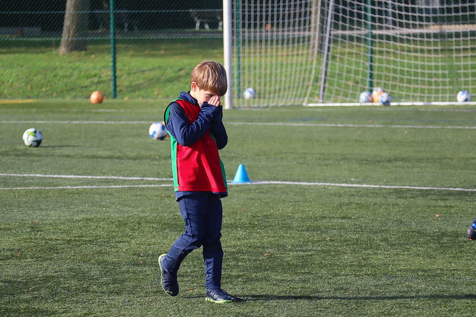 Mathias participe au concours pour gagner de l'argent avec cette photo : ball, ball_game, championship, competition_event, football, football_player, grass, leisure, net, person, player, playing_sports, recreation, shorts, soccer, soccer_ball, sports, sports_equipment, team_sport, toddler