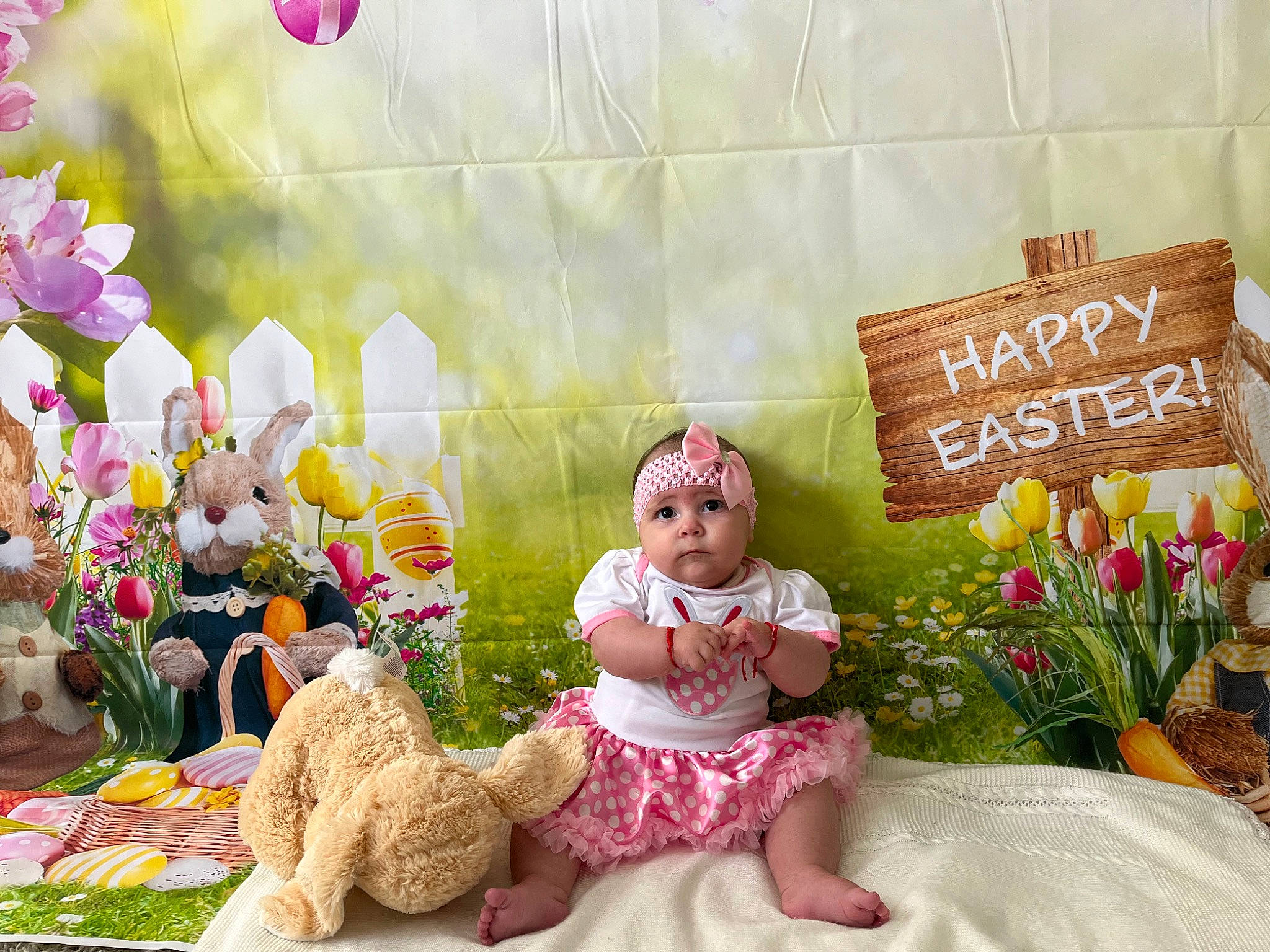 Eléa a rejoint le concours — aidez-le/la à gagner de superbes lots ! baby_toddler_clothing, balloon, child, event, floral_design, floristry, flower, flower_arranging, grass, happy, headwear, people, person, petal, photograph, pink, plant, sweetness, teddy_bear, textile