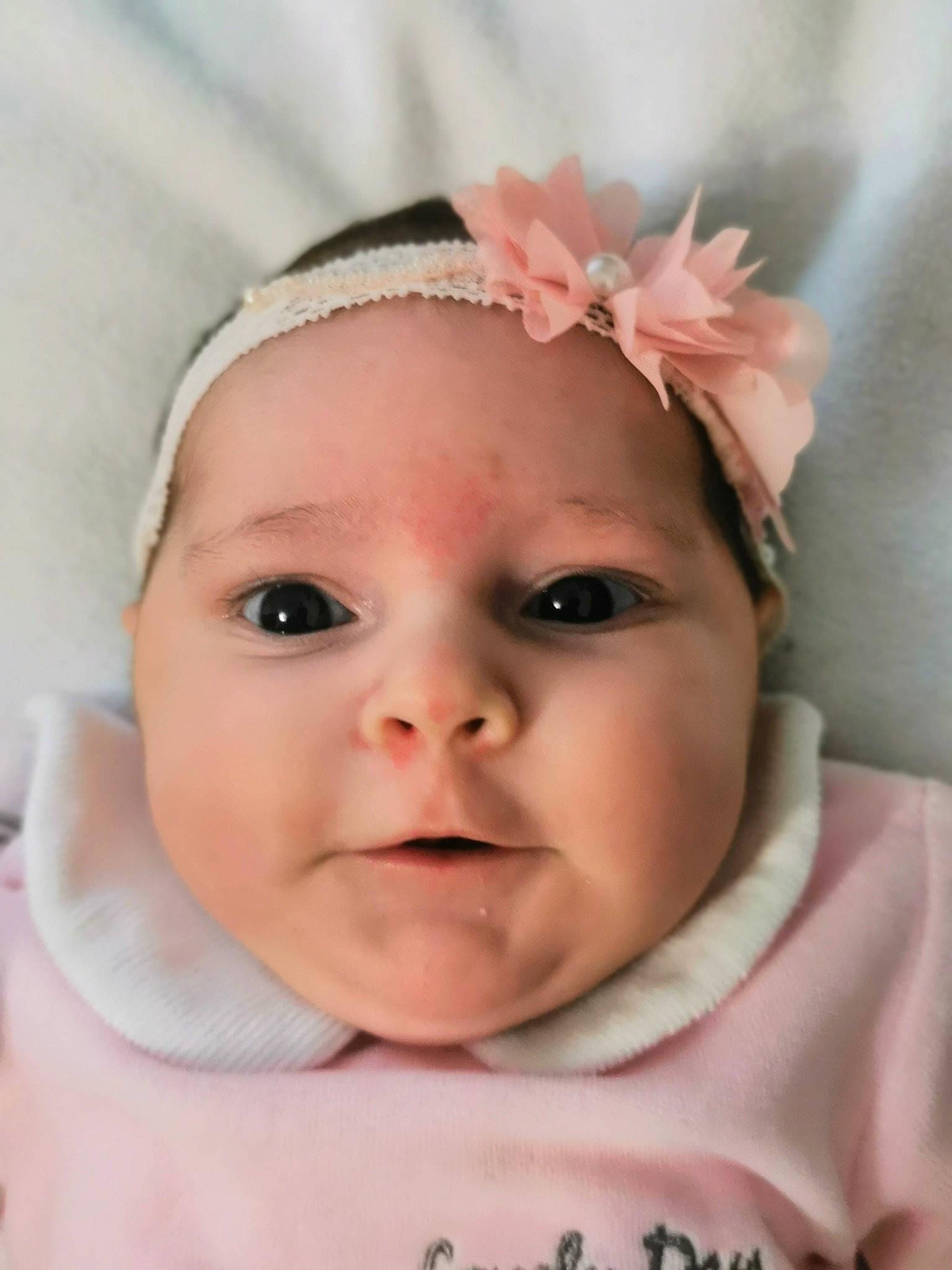 Eléa participe au concours pour gagner de l'argent avec cette photo : baby, baby_toddler_clothing, cheek, child, eye, eyebrow, eyelash, hair_accessory, happy, head, headband, headgear, headpiece, headwear, iris, lip, person, pink, skin, sleeve