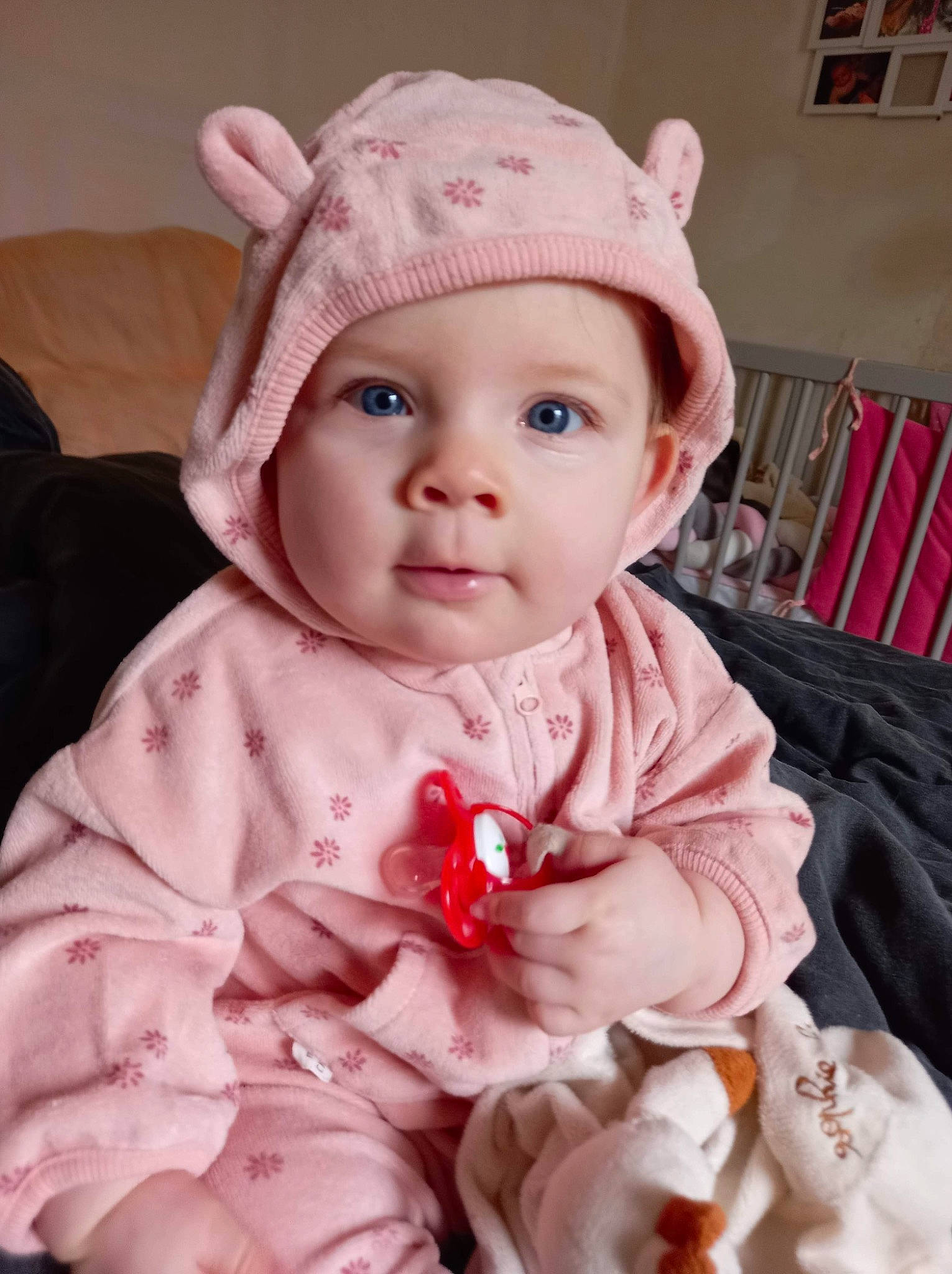 Alexya a rejoint le concours — aidez-le/la à gagner de superbes lots ! baby, baby_toddler_clothing, cap, cheek, child, dress, embellishment, eye, fashion_accessory, happy, headgear, headwear, knit_cap, linens, lip, outerwear, pattern, person, pink, skin