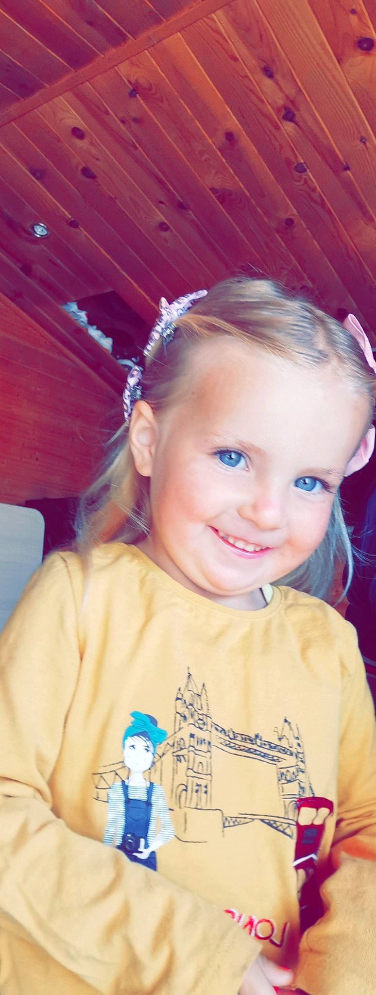 Ashley a rejoint le concours — aidez-le/la à gagner de superbes lots ! baby_toddler_clothing, cheek, chin, cool, ear, eyebrow, eyelash, forehead, happy, iris, joy, mammal, neck, organ, person, pink, product, skin, sleeve, smile