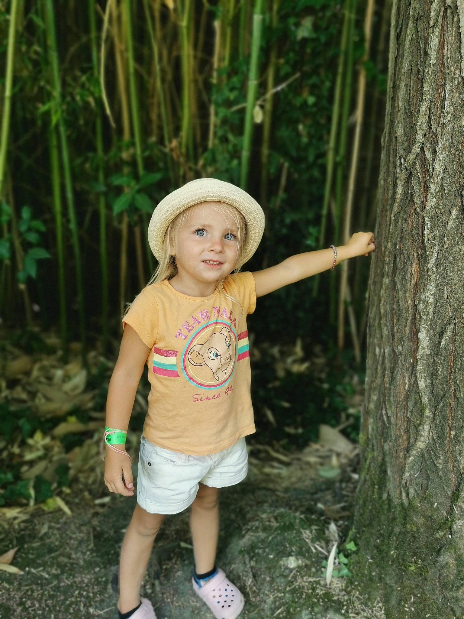 Ashley a rejoint le concours — aidez-le/la à gagner de superbes lots ! cap, forest, grass, grass_family, happy, hat, headwear, joy, leisure, people_in_nature, person, plant, recreation, shorts, smile, sun_hat, t_shirt, terrestrial_plant, toddler, tree