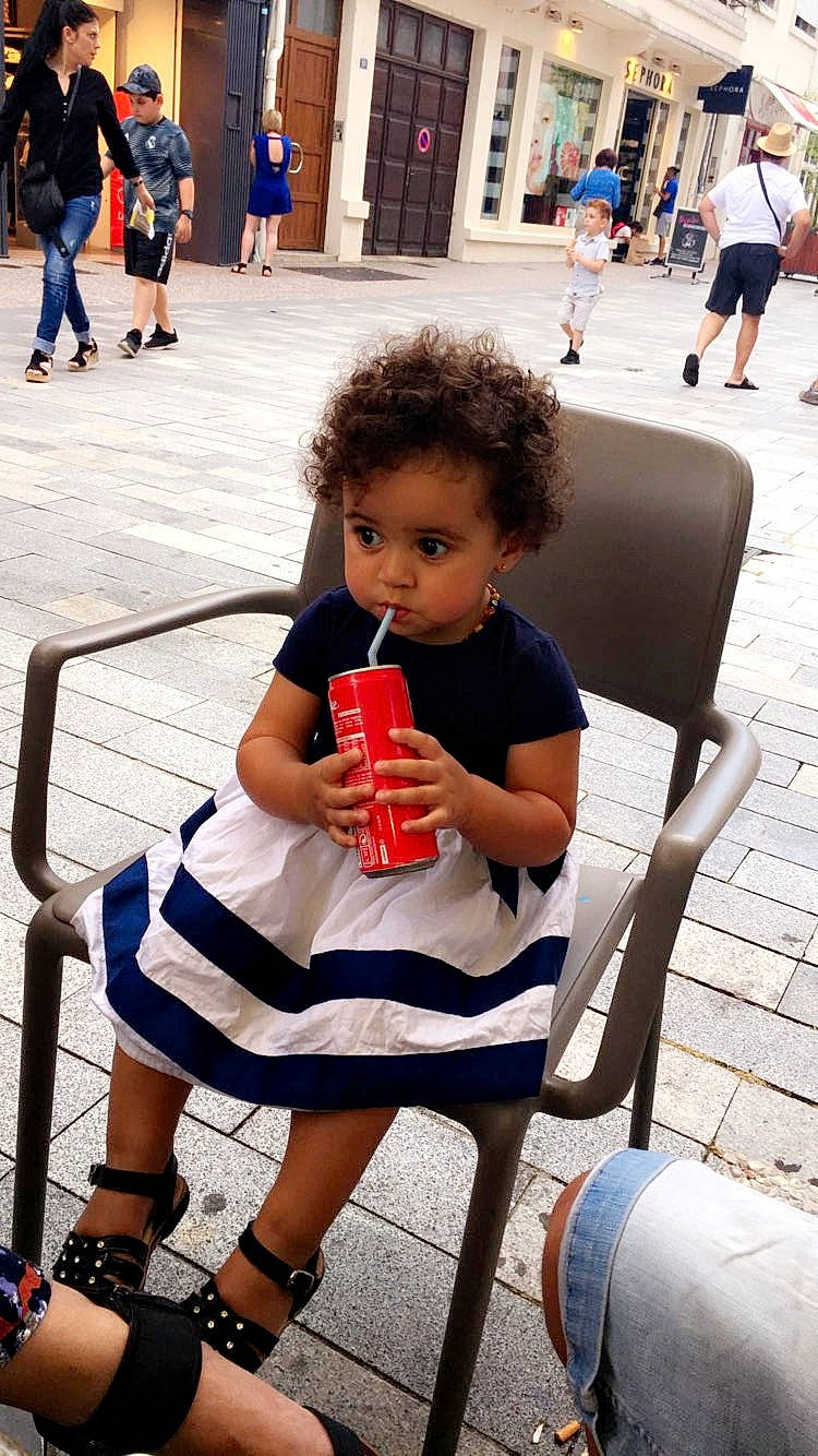 Maissa participe au concours pour gagner de l'argent avec cette photo : child, furniture, hairstyle, headwear, leg, people, person, photography, sitting, snapshot, street, toddler, tourism, vacation