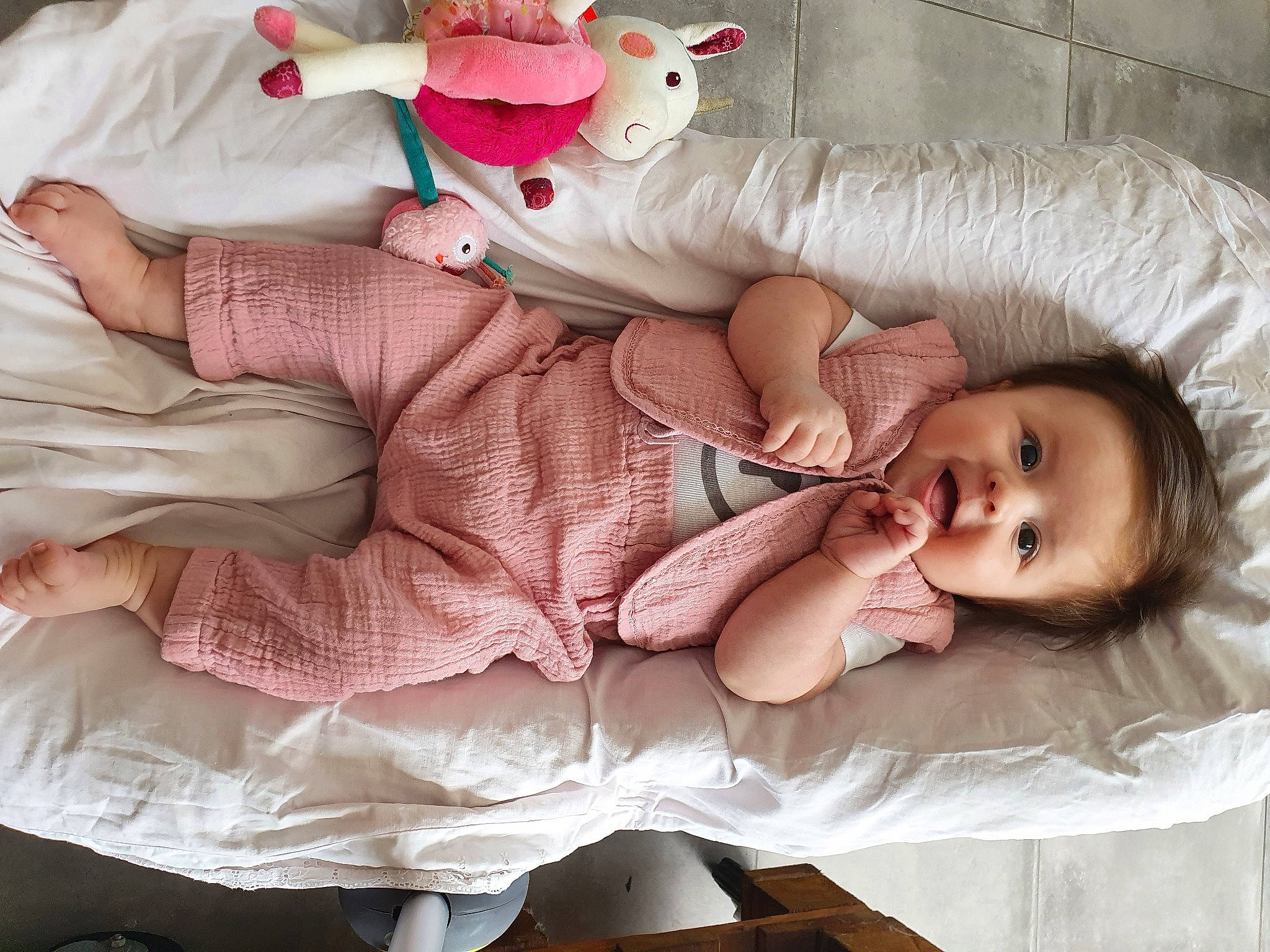 Bleuenn participe au concours pour gagner de l'argent avec cette photo : arm, baby, baby_products, baby_sleeping, baby_toddler_clothing, cheek, comfort, hand, head, human_body, linens, pattern, person, pink, skin, sleeve, stuffed_toy, textile, toddler, toy