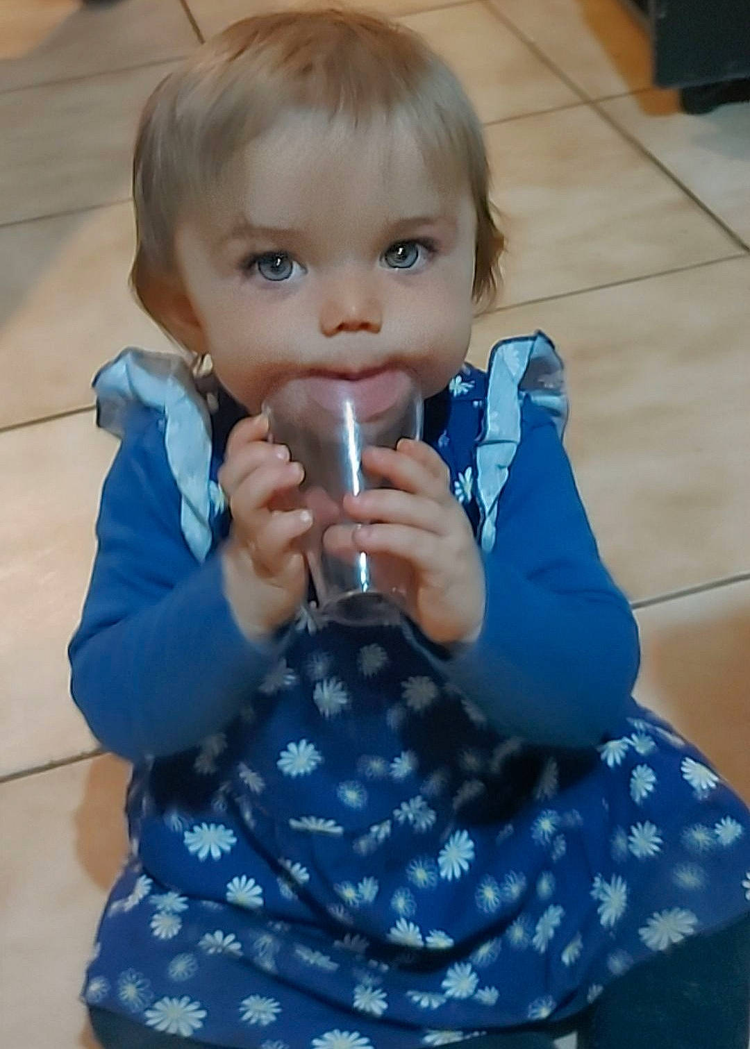 Elya a rejoint le concours — aidez-le/la à gagner de superbes lots ! arm, baby_toddler_clothing, cheek, child, dress, eyelash, finger, flooring, gesture, hair, iris, joint, nose, outerwear, person, skin, sleeve, t_shirt, thumb, toddler