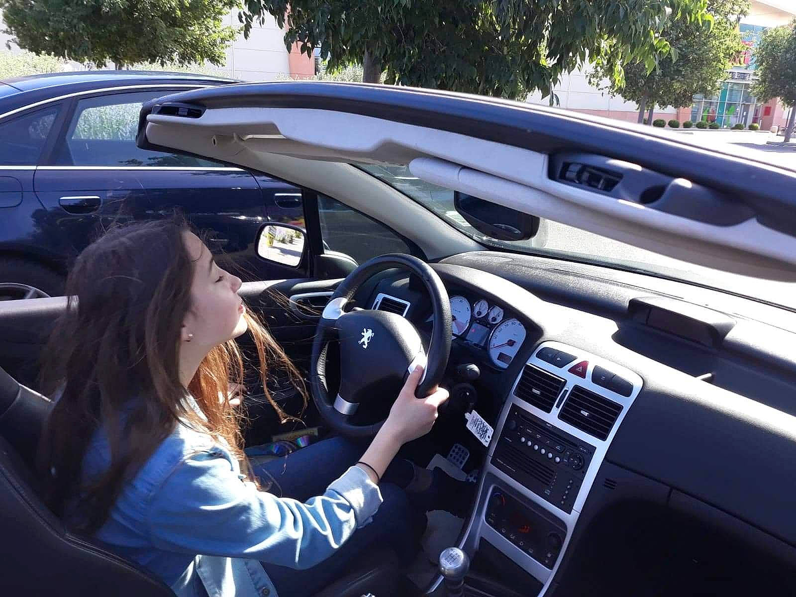 Sabina a rejoint le concours — aidez-le/la à gagner de superbes lots ! automotive_design, automotive_mirror, automotive_window_part, car_seat, car_seat_cover, center_console, electronic_device, glass, land_vehicle, luxury_vehicle, motor_vehicle, person, personal_luxury_car, radio, rear_view_mirror, steering_part, steering_wheel, technology, vehicle_audio, vehicle_door