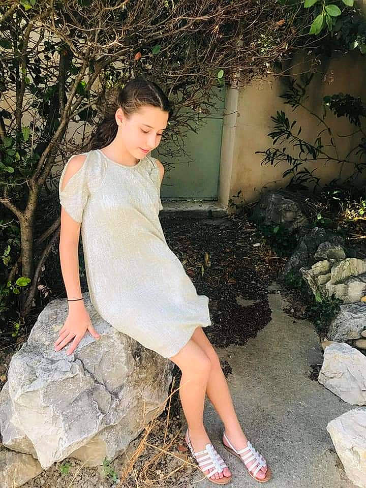 Sabina participe au concours pour gagner de l'argent avec cette photo : beauty, black_hair, clothing, day_dress, dress, fashion_model, foot, hairstyle, human_body, human_leg, leg, model, one_piece_garment, person, sandal, shoe, shoulder, sitting, street_fashion, thigh