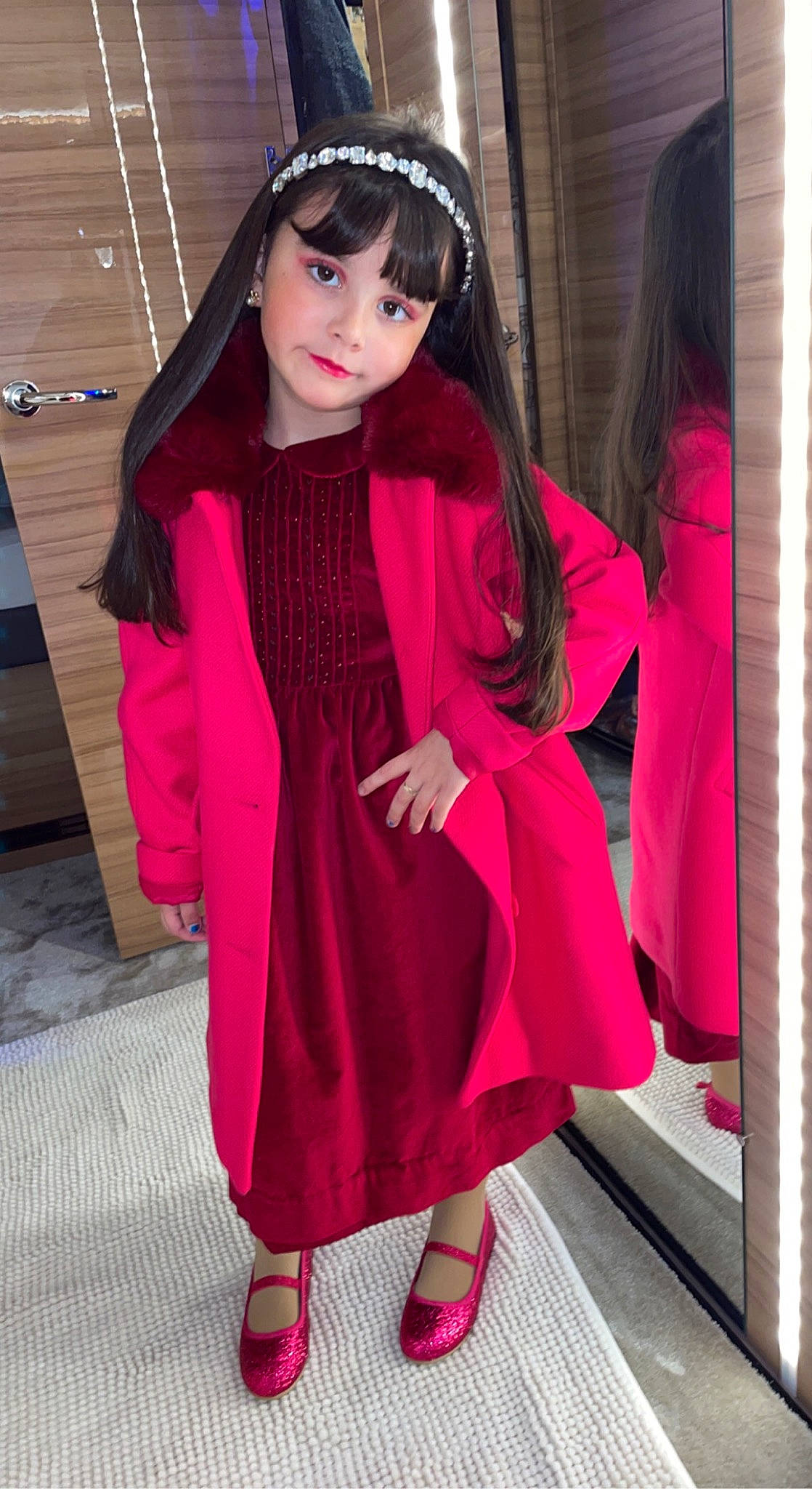 Gabrielle participe au concours pour gagner de l'argent avec cette photo : beauty, day_dress, electric_blue, embellishment, fashion, fashion_accessory, fashion_design, formal_wear, fur, magenta, pattern, person, pink, purple, red, sandal, shoe, sleeve, violet, waist