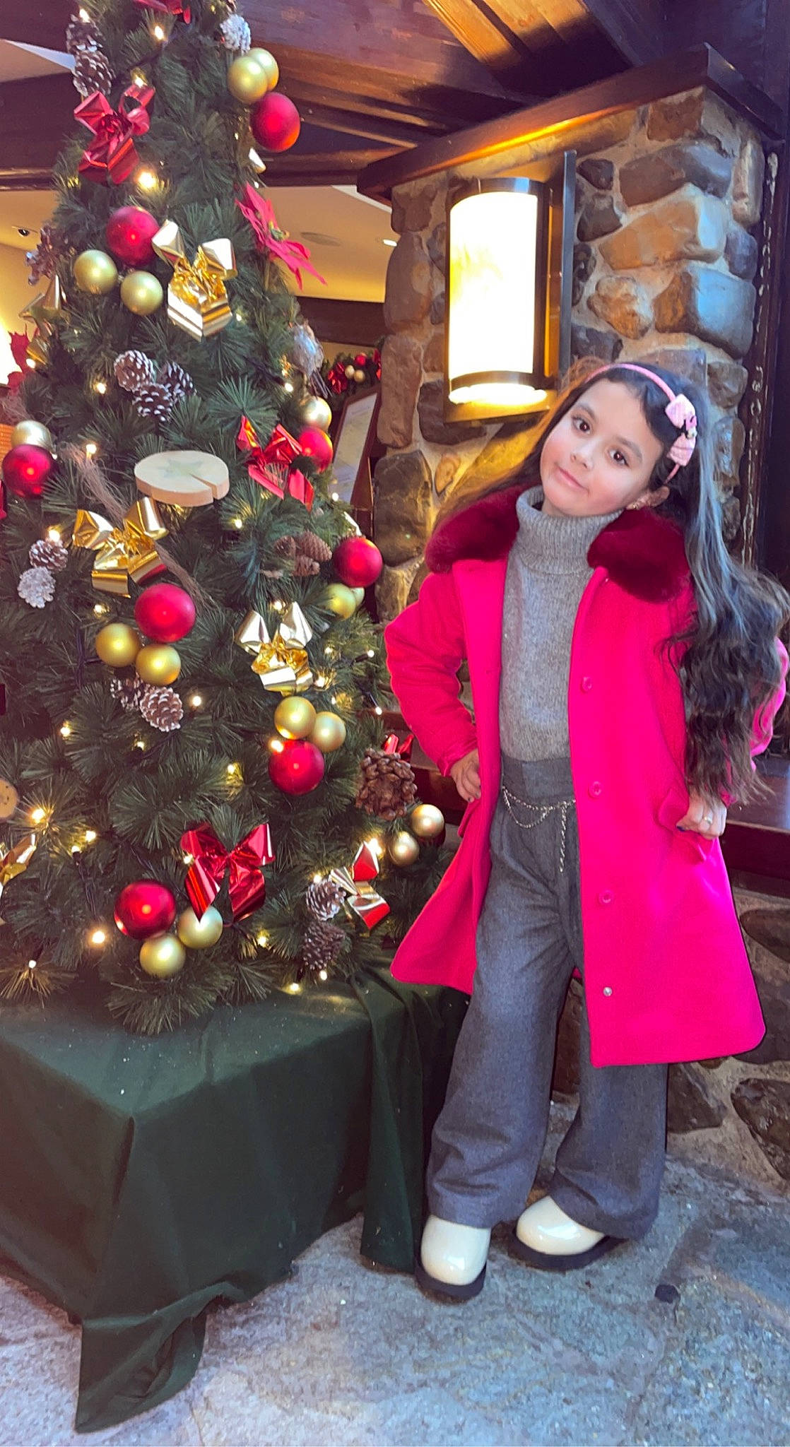 Gabrielle a rejoint le concours — aidez-le/la à gagner de superbes lots ! beauty, christmas, christmas_decoration, christmas_eve, christmas_ornament, christmas_tree, conifer, event, fashion, fun, happy, headwear, holiday, holiday_ornament, ornament, overcoat, people, person, photograph, plant