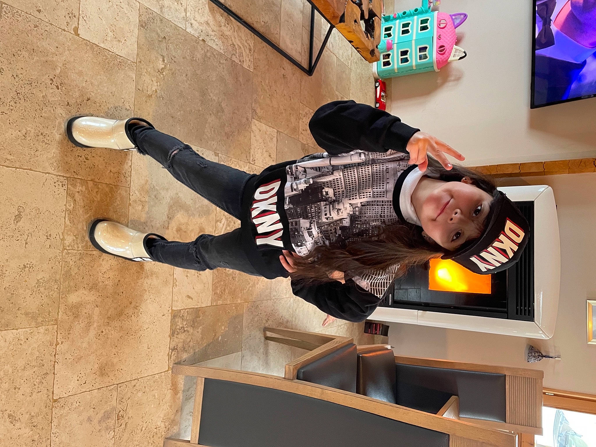 Gabrielle a rejoint le concours — aidez-le/la à gagner de superbes lots ! art, display_device, flooring, font, fun, headwear, joy, person, picture_frame, room, t_shirt, visual_arts, walking_shoe, wood, wrist