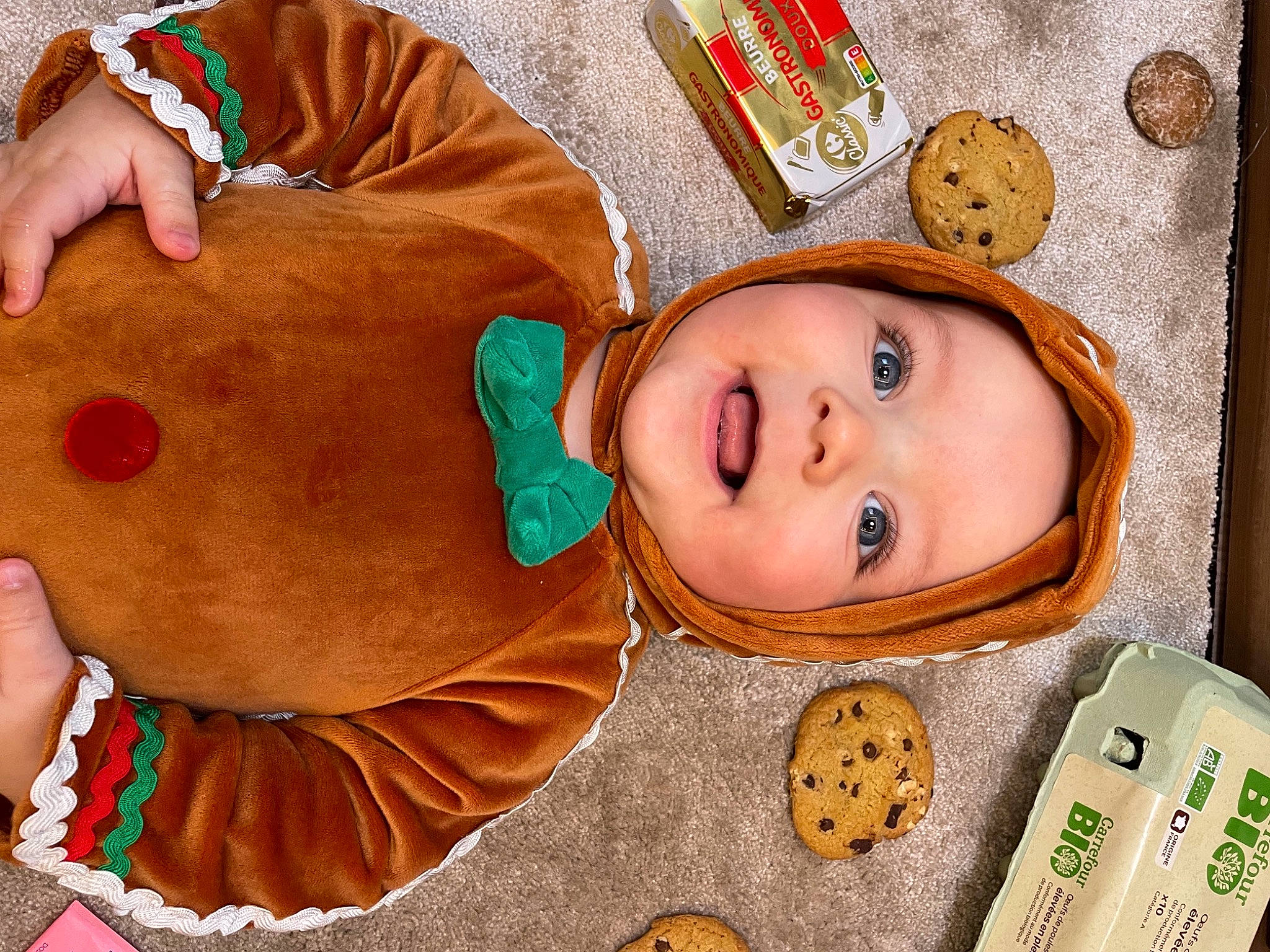 Connor a rejoint le concours — aidez-le/la à gagner de superbes lots ! abdomen, baby_toddler_clothing, cheek, chest, child, fur, happy, headwear, linens, navel, pattern, peach, person, plush, room, smile, stuffed_toy, textile, toddler, toy